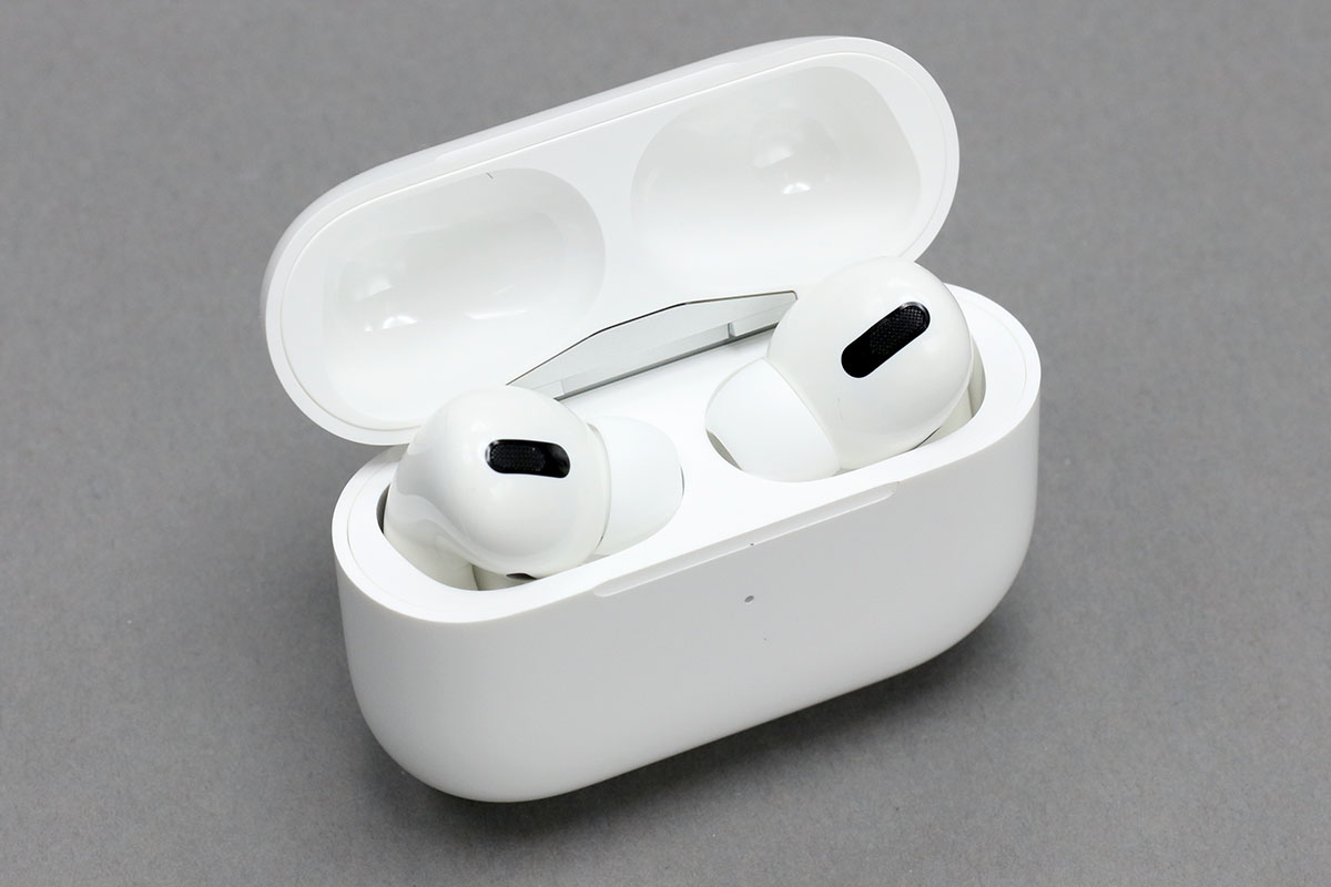 スピーカーから音を出すとナニカと不都合が生じやすいので、完全ワイヤレスイヤホンであるApple AirPods Proを使っている。Macとの連携が非常によく、そうした場合の信頼性も高く、俺の耳へのフィット感も良好なのでコレ一択。また外音を取り込むこともできるので、リモート会議以外の（室内などの）音も聞けるのが実用的だ