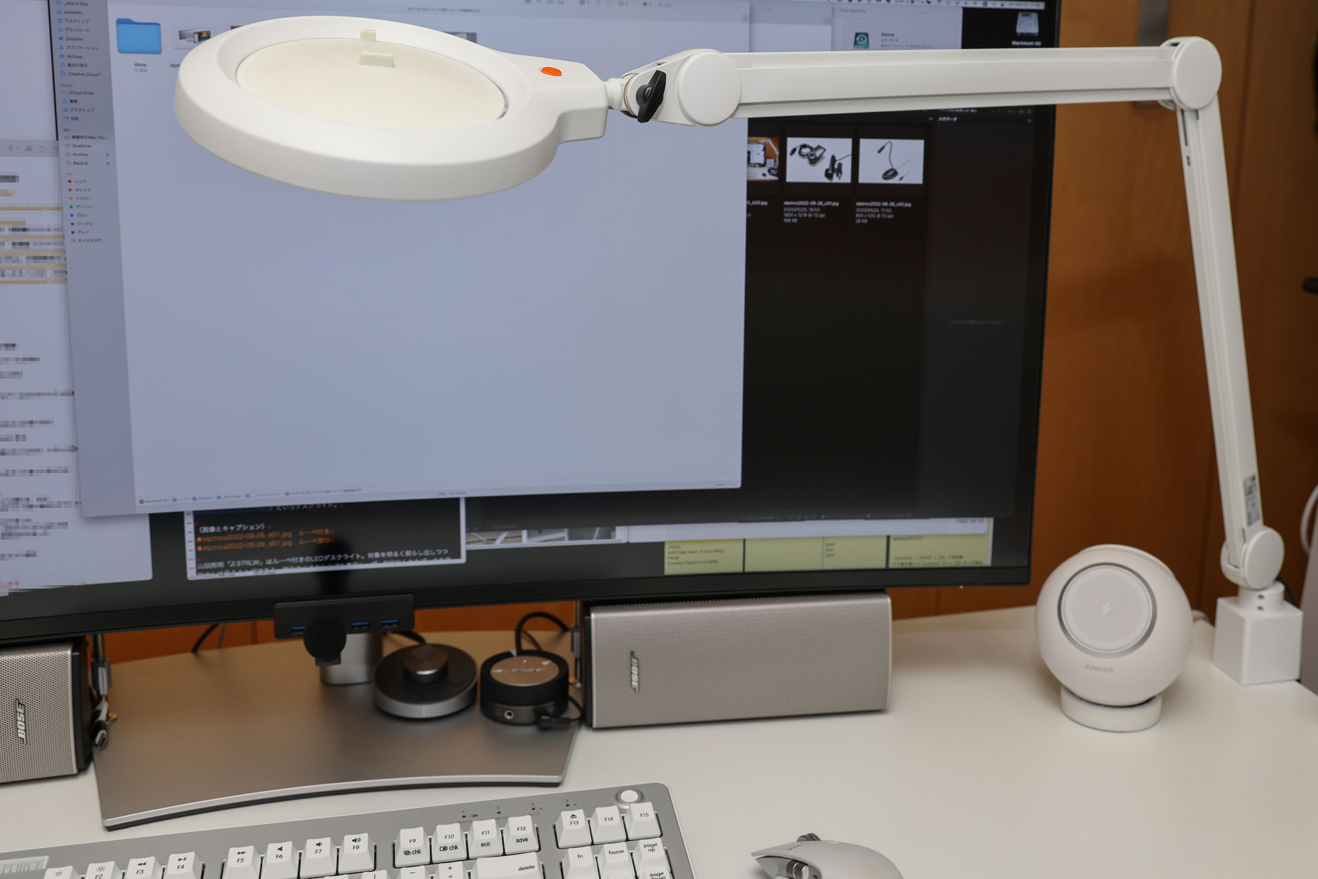 山田照明「Z-37RLW」はルーペ付きのLEDデスクライト。対象を明るく照らし出しつつ拡大して見ることができる。端末の小さなシリアル番号レーザー刻印なんかもばっちり見えて便利。1万6000円くらい