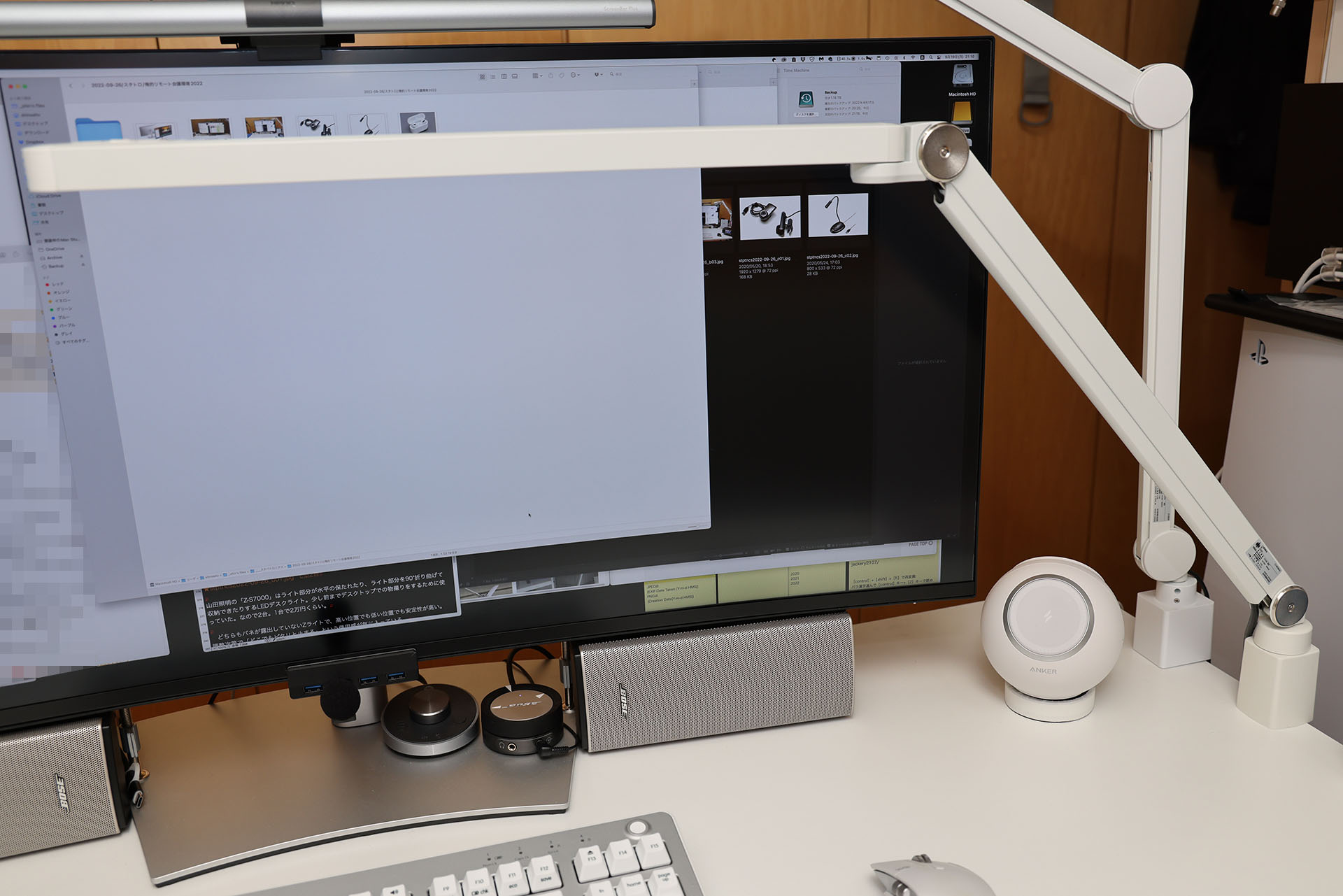 山田照明の「Z-S7000」はライト部分が水平に保たれたり、ライト部分を90°折り曲げて収納できたりするLEDデスクライト。少し前までデスクトップでの物撮りをするために使っていた。なので2台。1台で2万円くらい