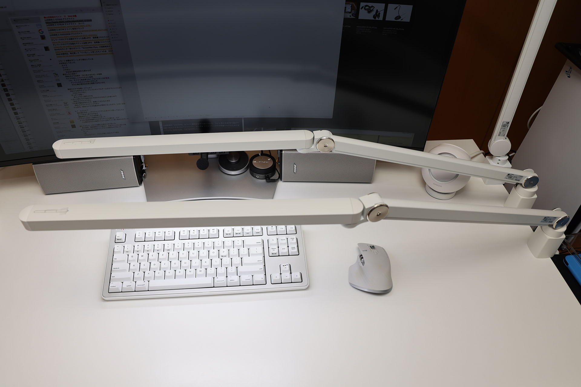 山田照明の「Z-S7000」はライト部分が水平に保たれたり、ライト部分を90°折り曲げて収納できたりするLEDデスクライト。少し前までデスクトップでの物撮りをするために使っていた。なので2台。1台で2万円くらい