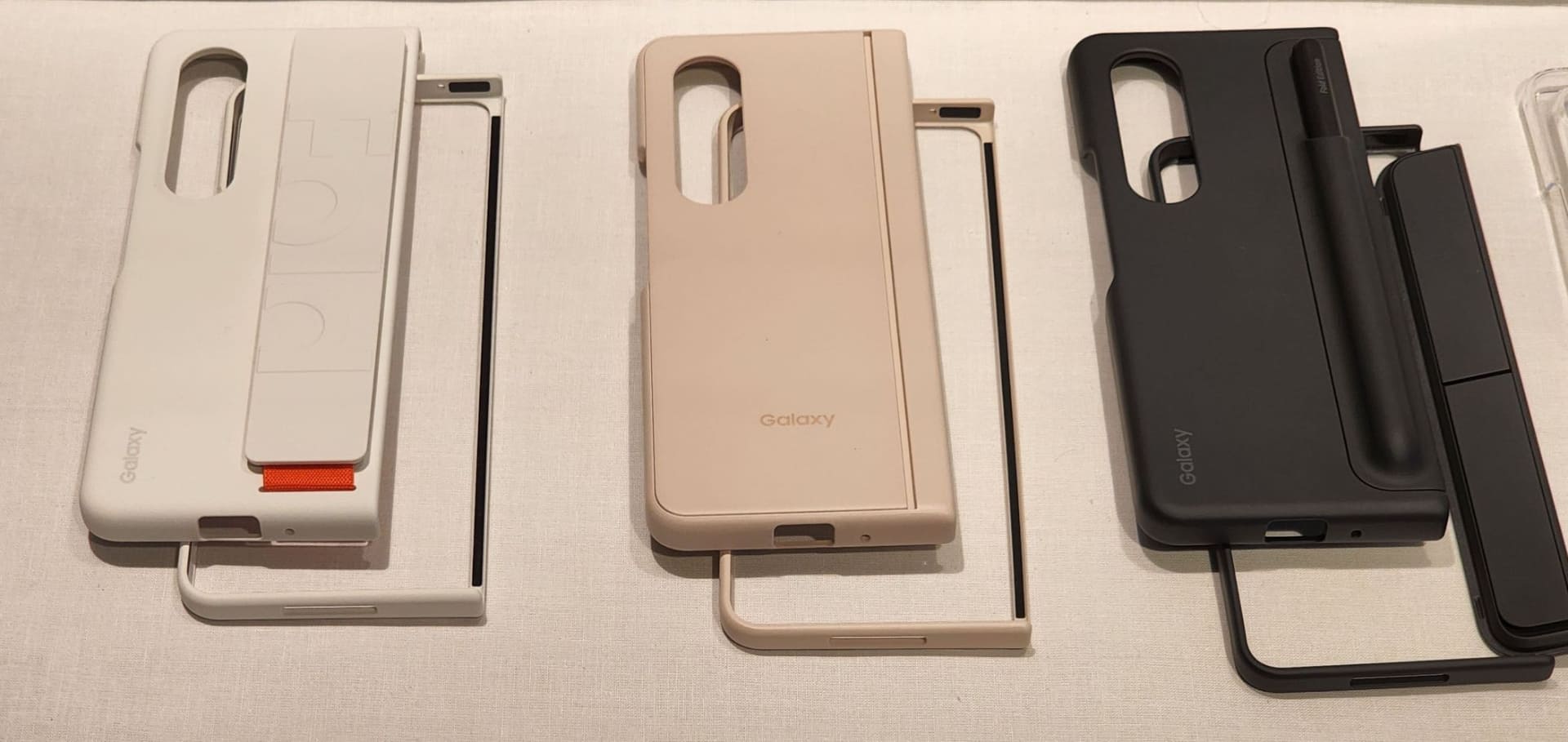 「Galaxy Z Fold4」対応の純正アクセサリ