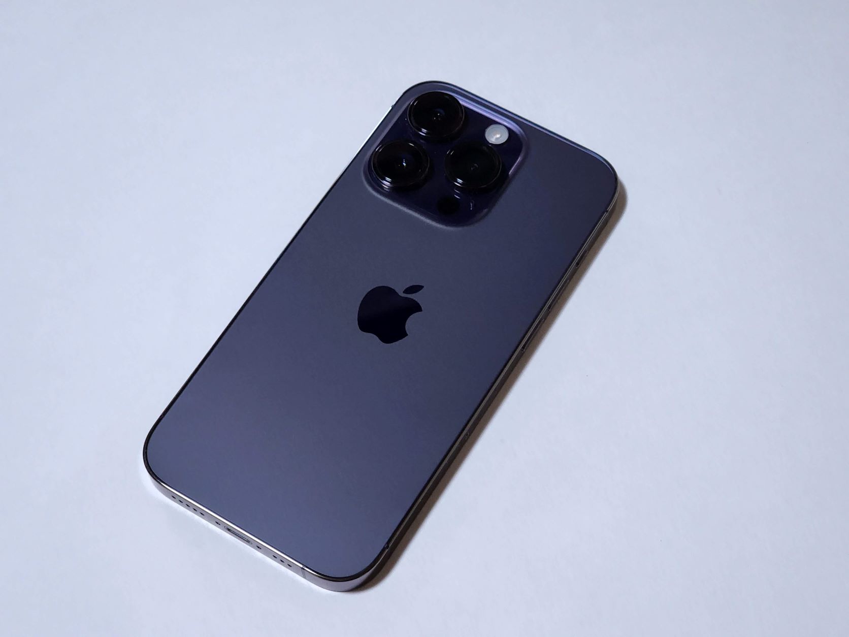 iPhone 14シリーズで買うとしたらProですよね。カラーはもちろん新色のディープパープルを選びました