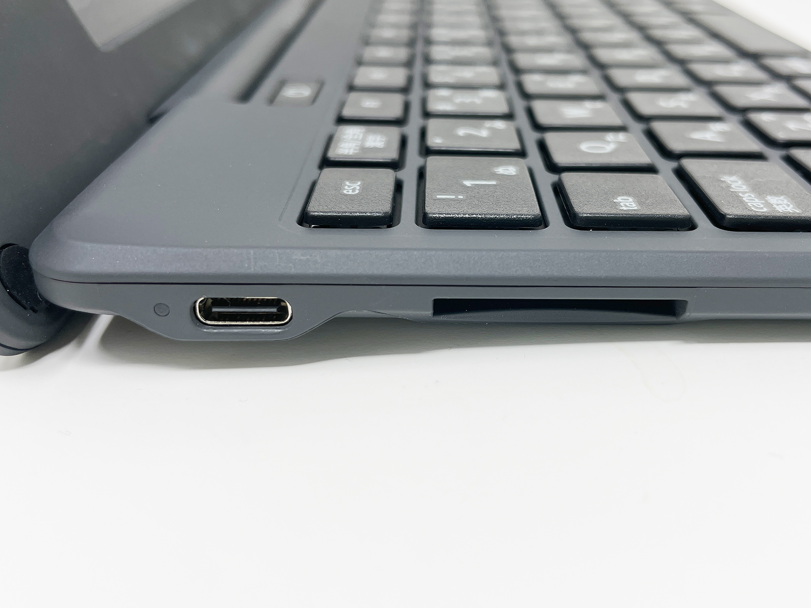 充電＆接続端子がUSB Type-Cに変わりました。SDカードスロットは変わらず備えています。