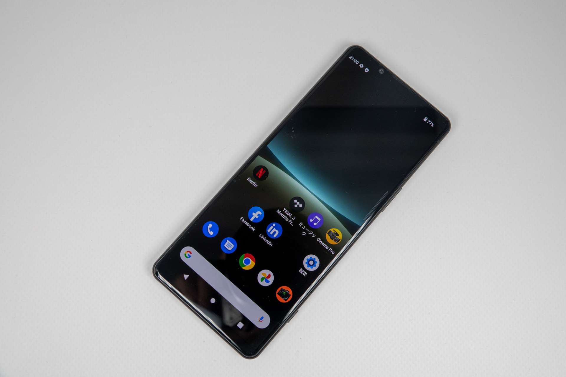 表面は約6.1インチの有機ELディスプレイを備える