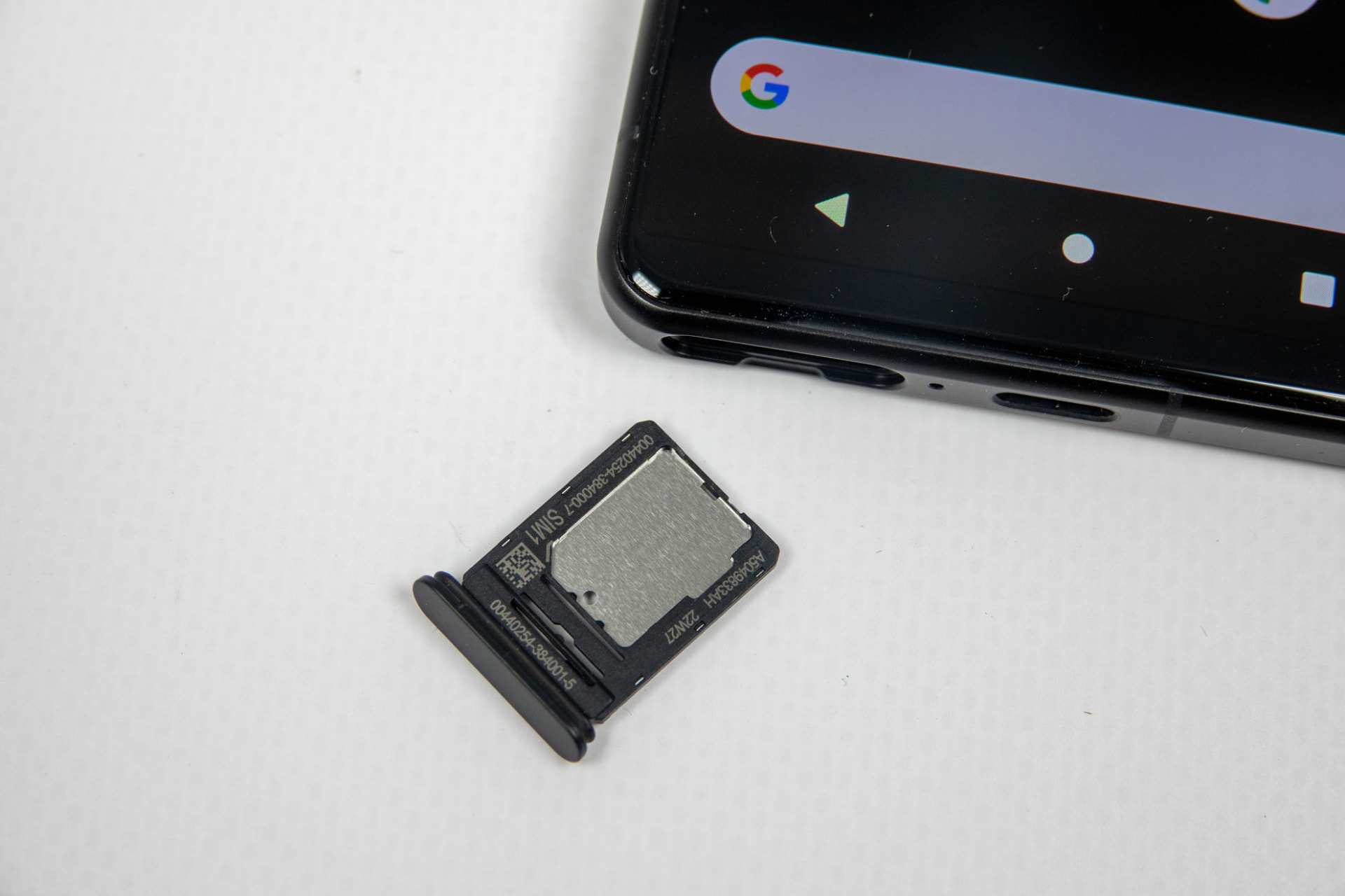 SIMスロット、表面はnanoSIMカード、裏面はマイクロSDカードスロット