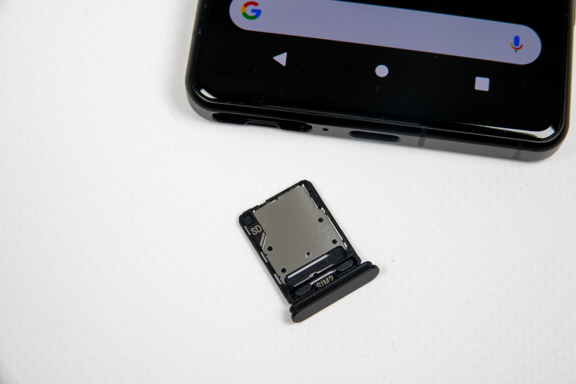 SIMスロット、表面はnanoSIMカード、裏面はマイクロSDカードスロット