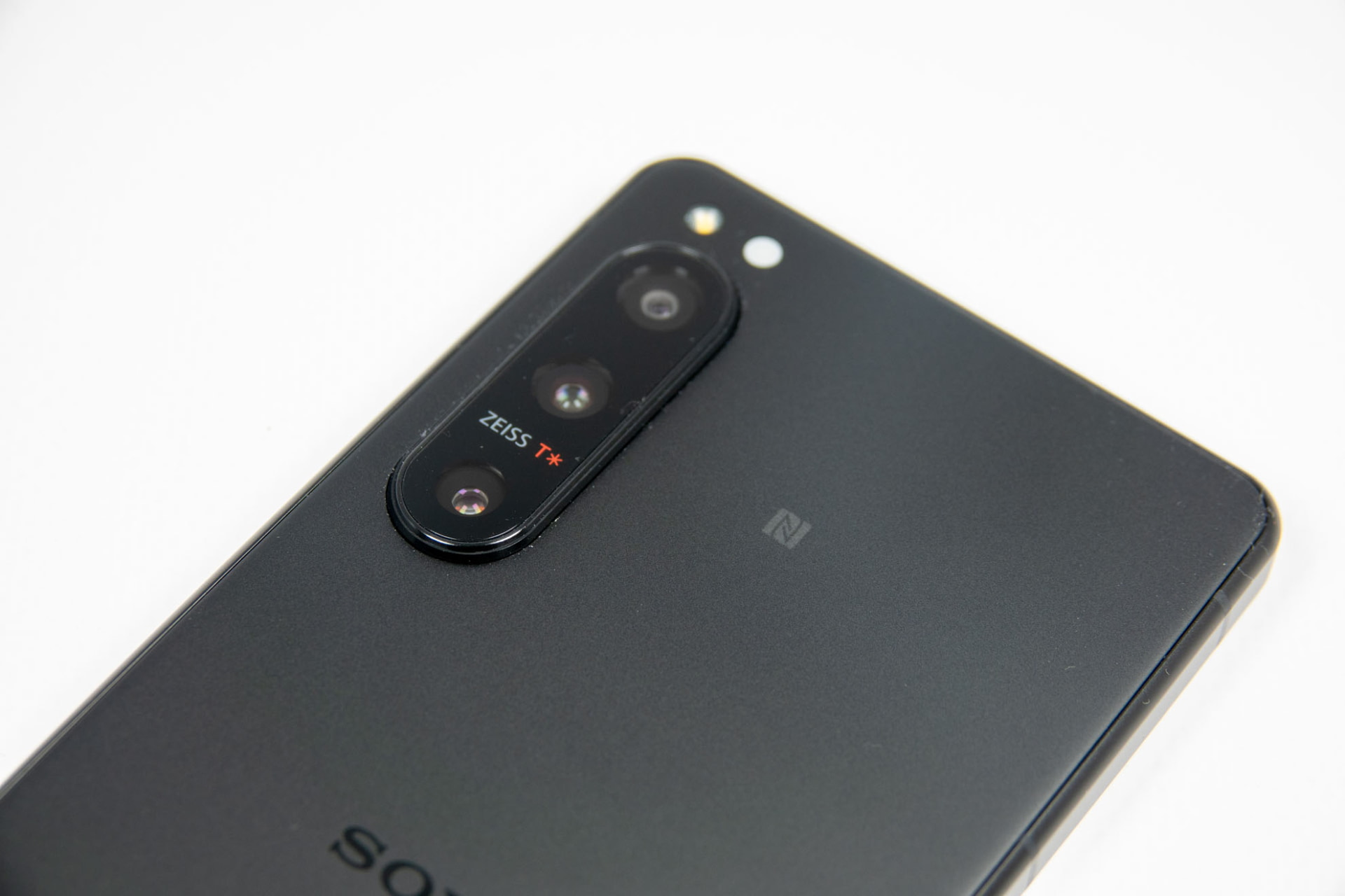 上から16mm超広角（1200万画素級、F値2.2、1/2.5”）＋24mm広角（1200万画素級、F値1.7、1/1.7”）＋60mm望遠（1200万画素級、F値2.4、1/3.5”）