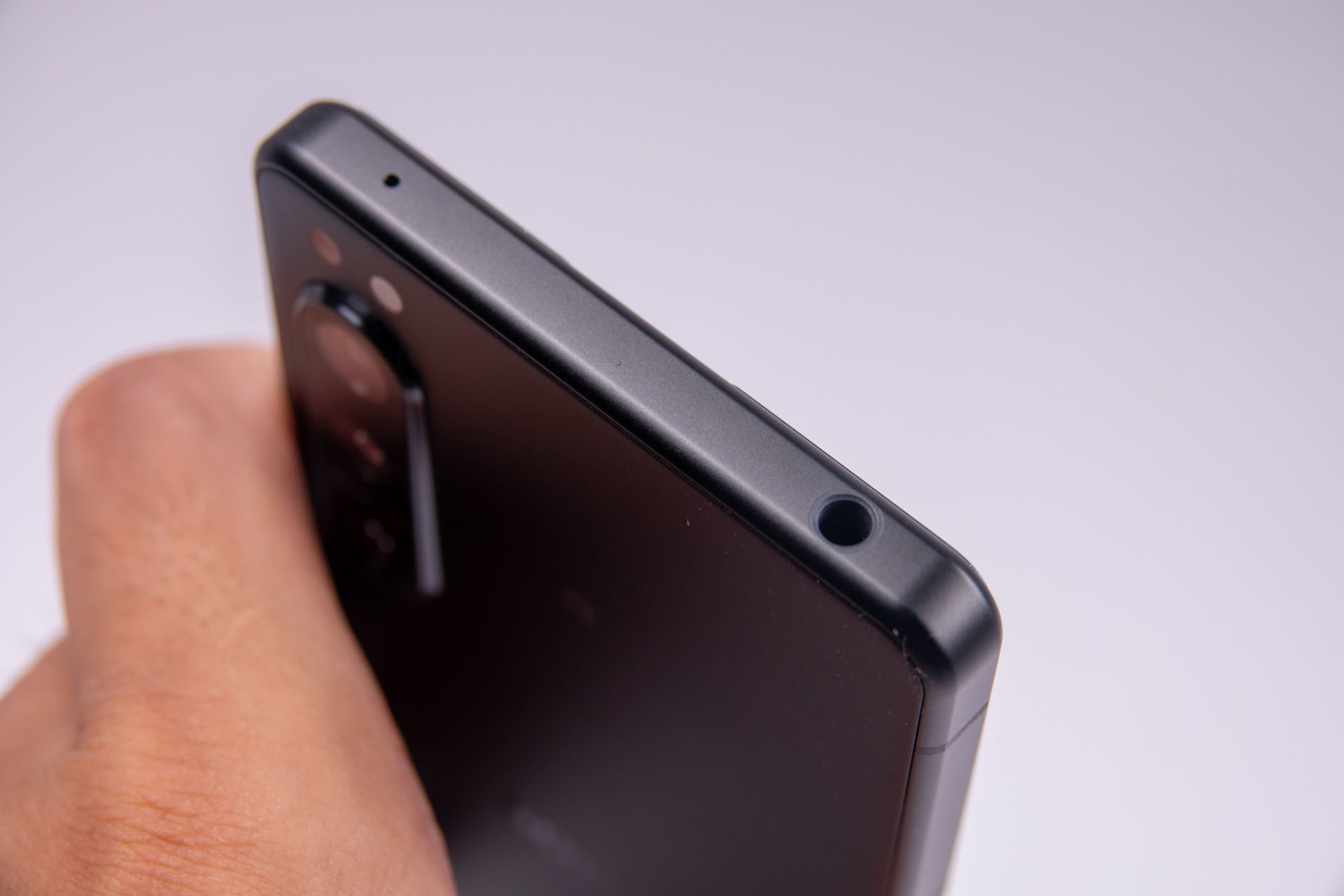 上部に3.5mmイヤホンジャック