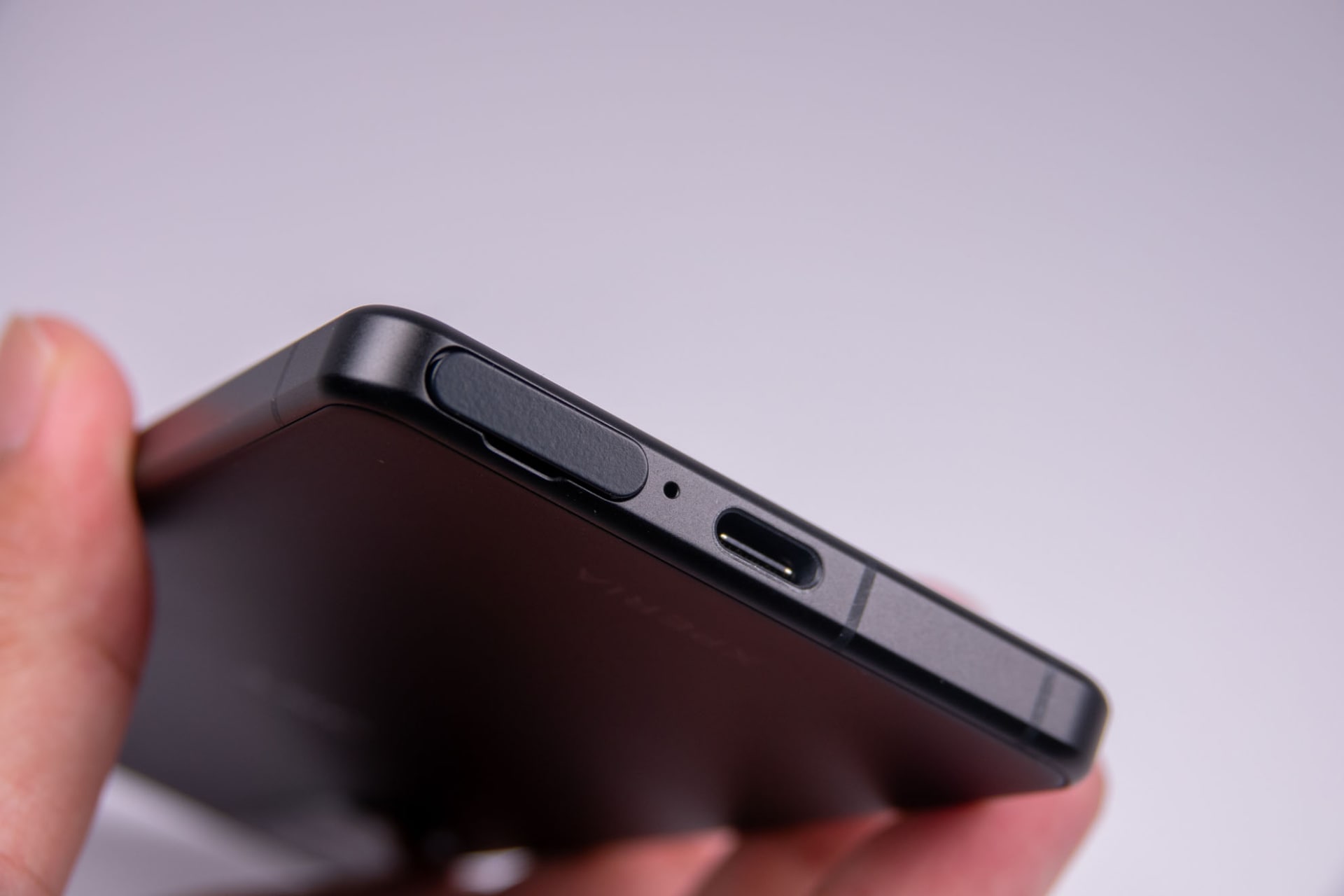 下部にUSB Type-CとSIMスロット