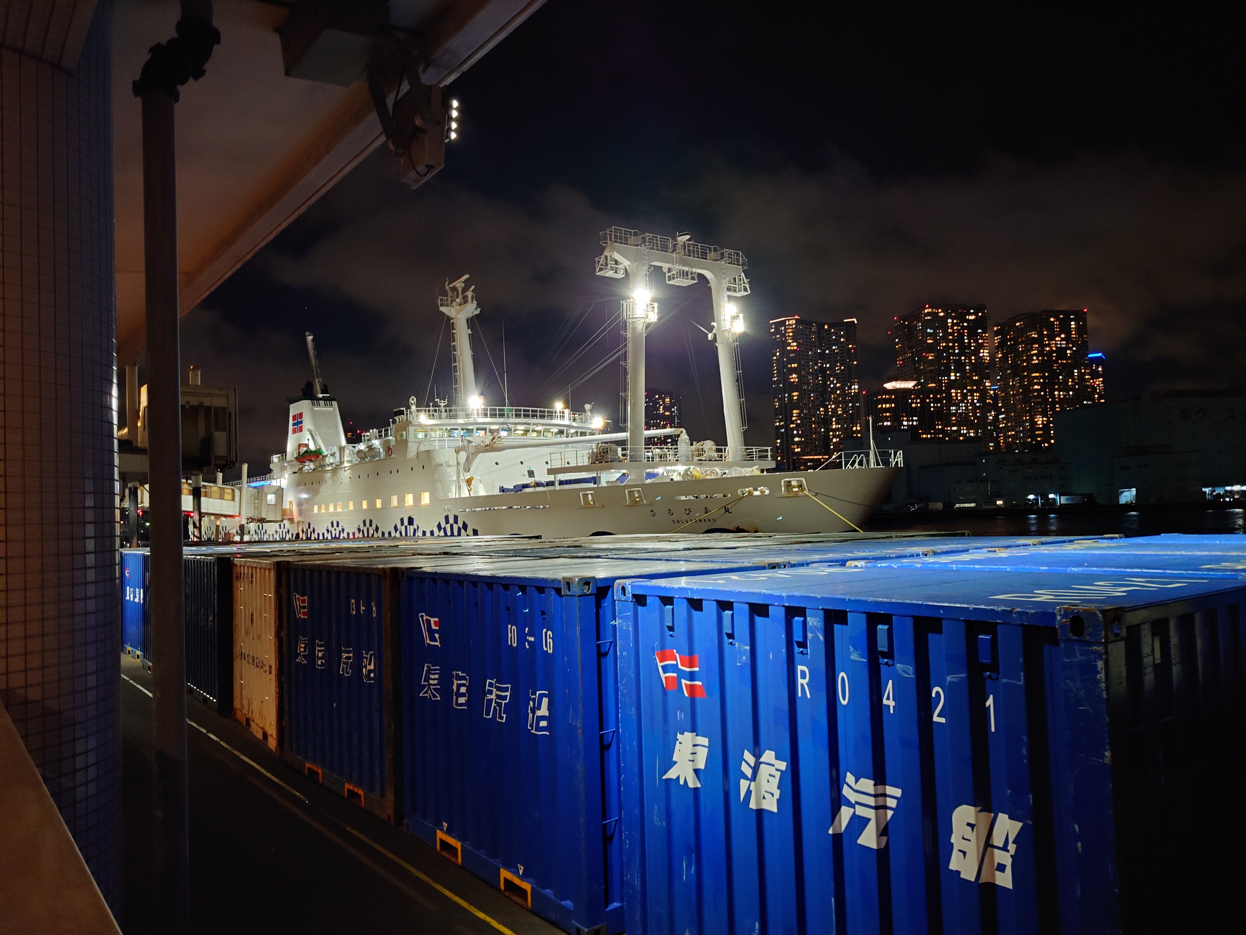 後ろの建物が、手前の強い白で飛ぶことなく表現されている。明るい部分はしっかりと、暗い部分も鮮明に写している