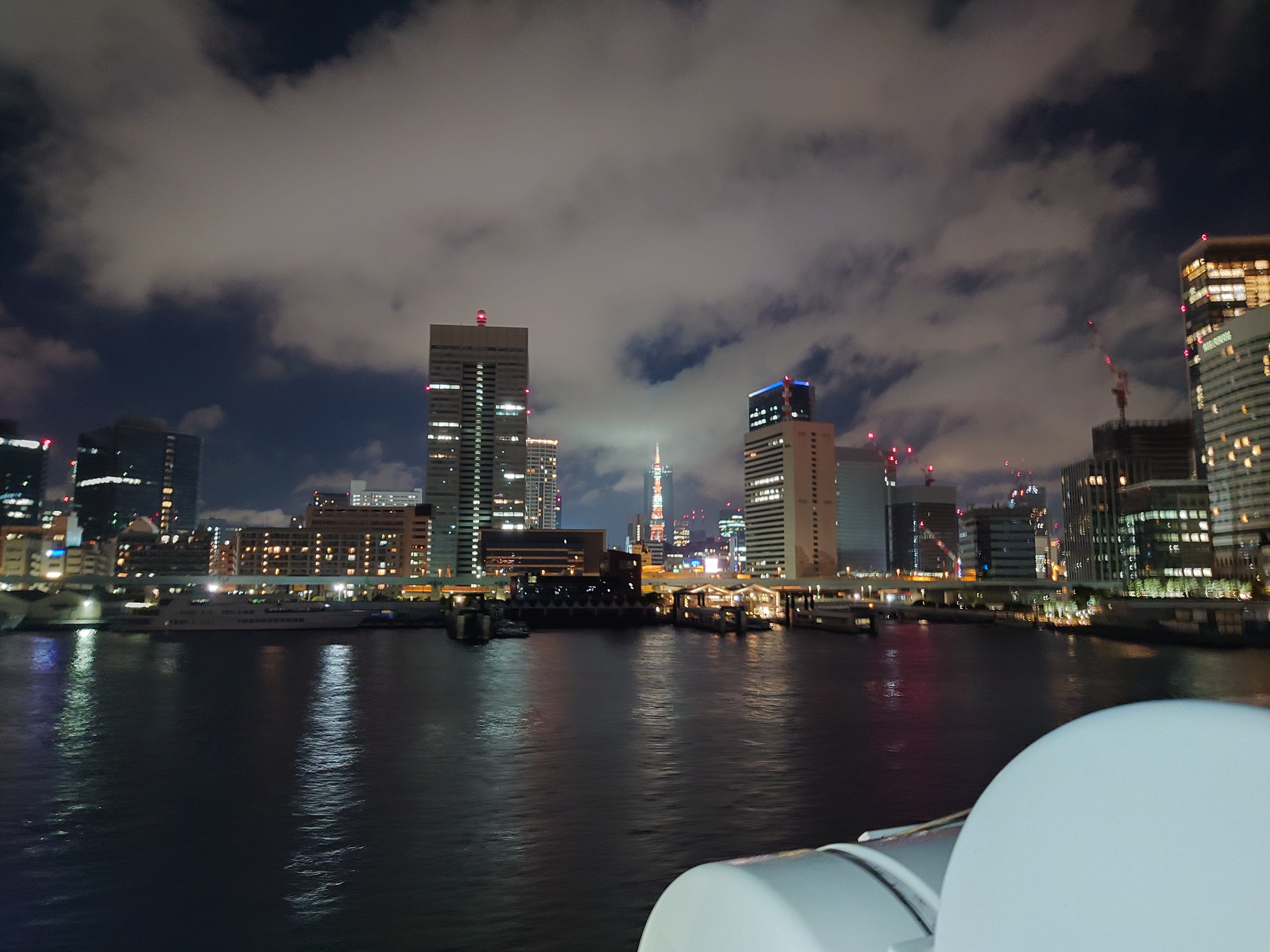 一見きれいに見えるかもしれないが、縁に近づくにつれてブレが目立つ