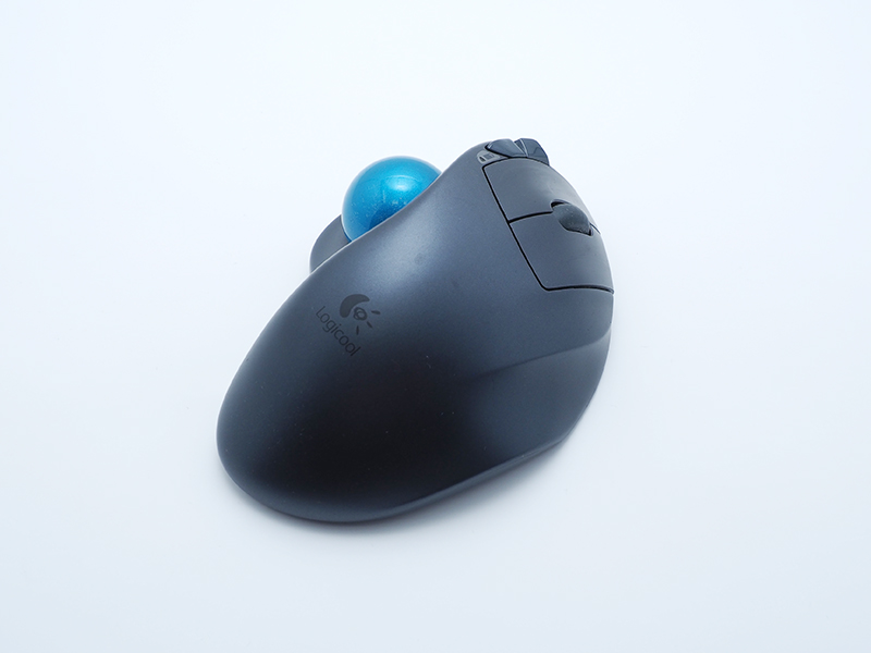 使用感の目立つ、ロジクール・m570をモデルとして紹介したい