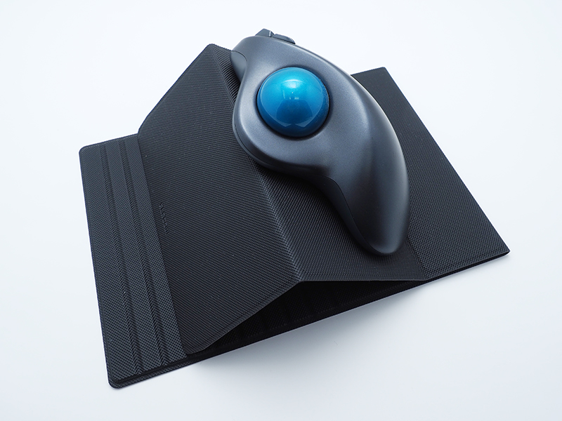 トラックボールを乗せ、20～60度の角度調整が可能