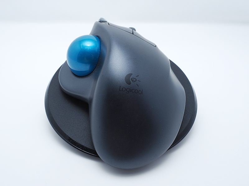 台を回転して調節することで、傾斜角を調整できる