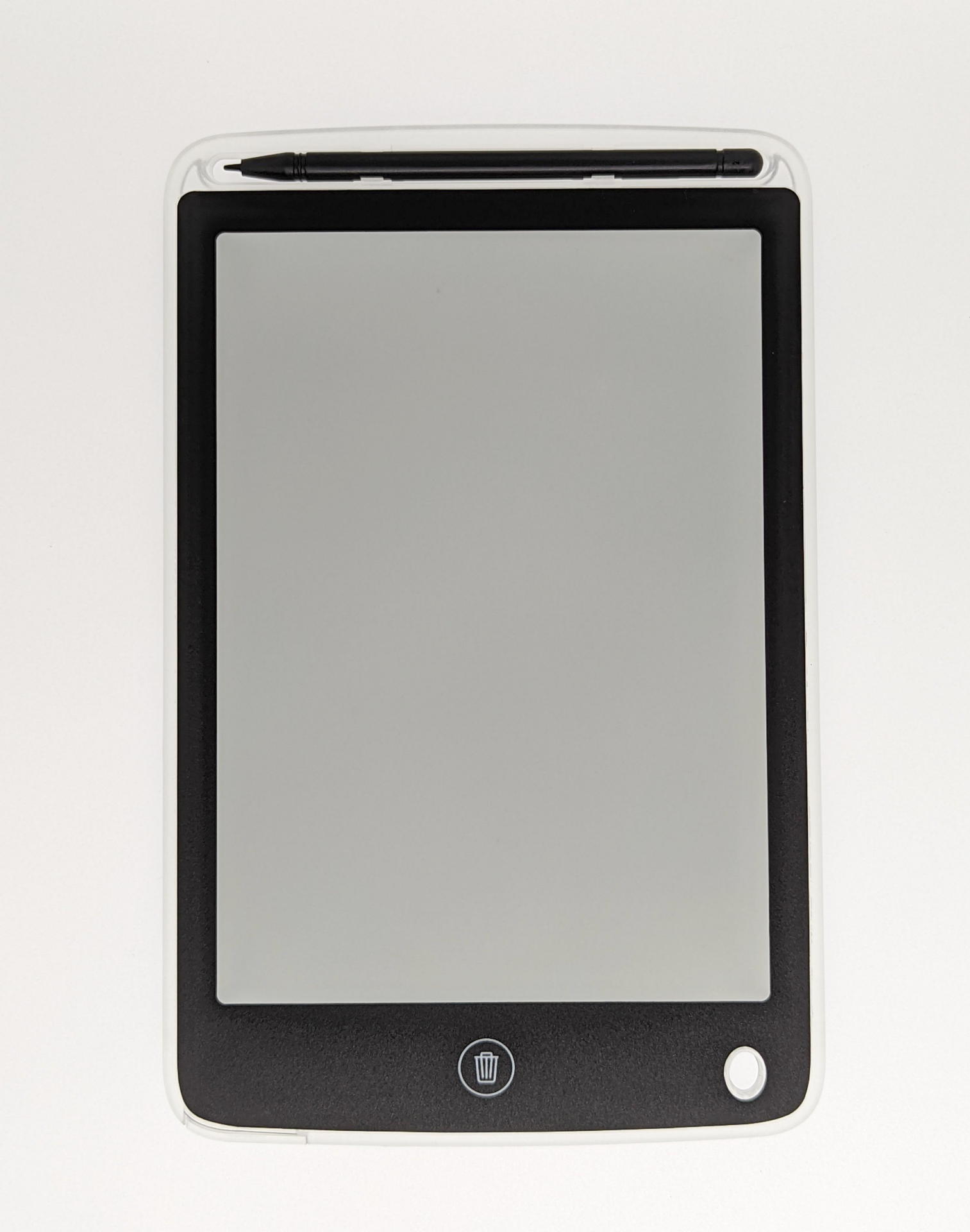 黒のフレーム（額縁）以外は筆記面も含めてトランスペアレント（透明）な3COINSの電子メモパッド……さてどこが便利なのか探ってみた