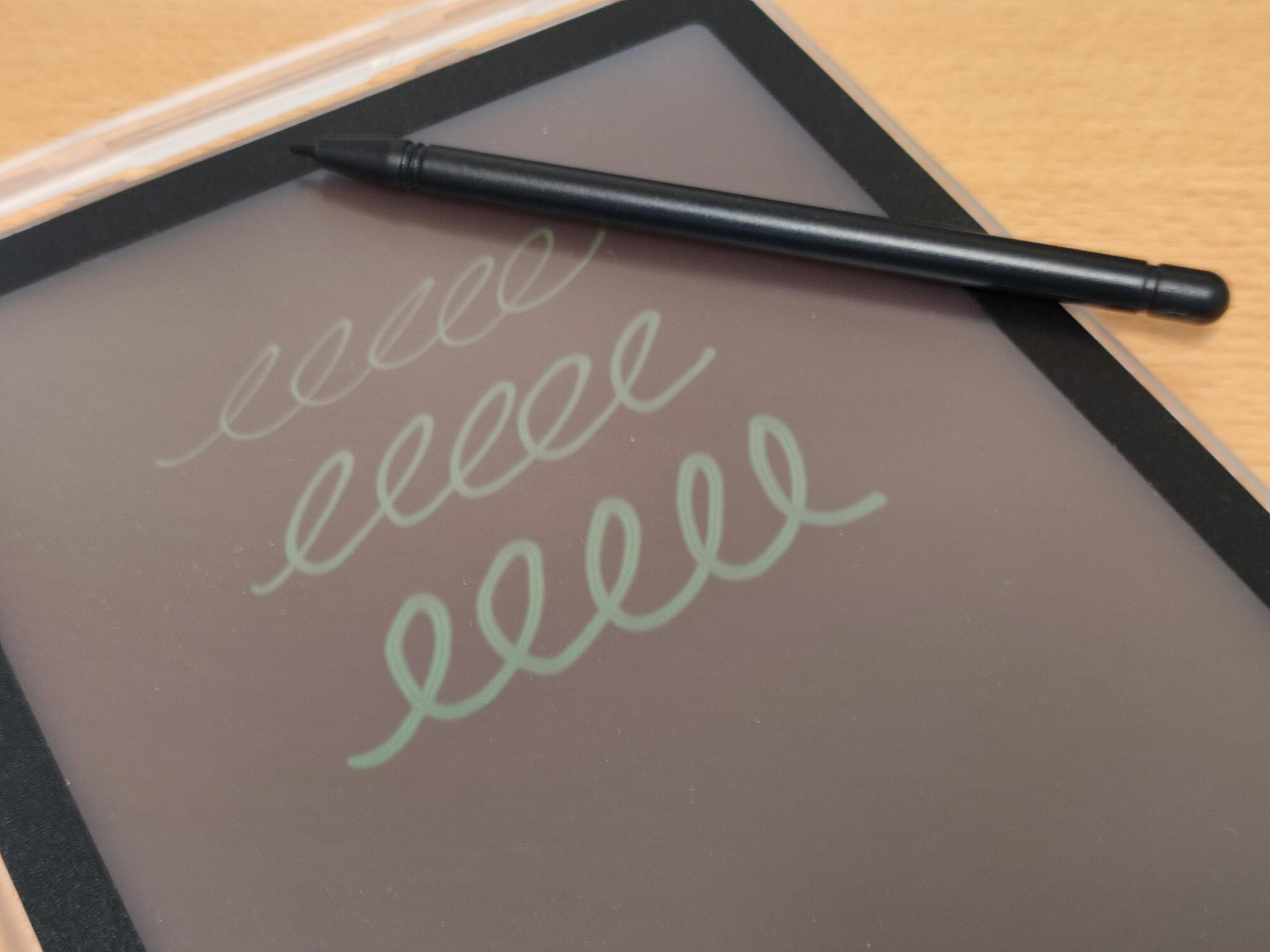 昨今の標準的電子メモパッド同様に筆圧で筆記線の太さに変化を加えられる