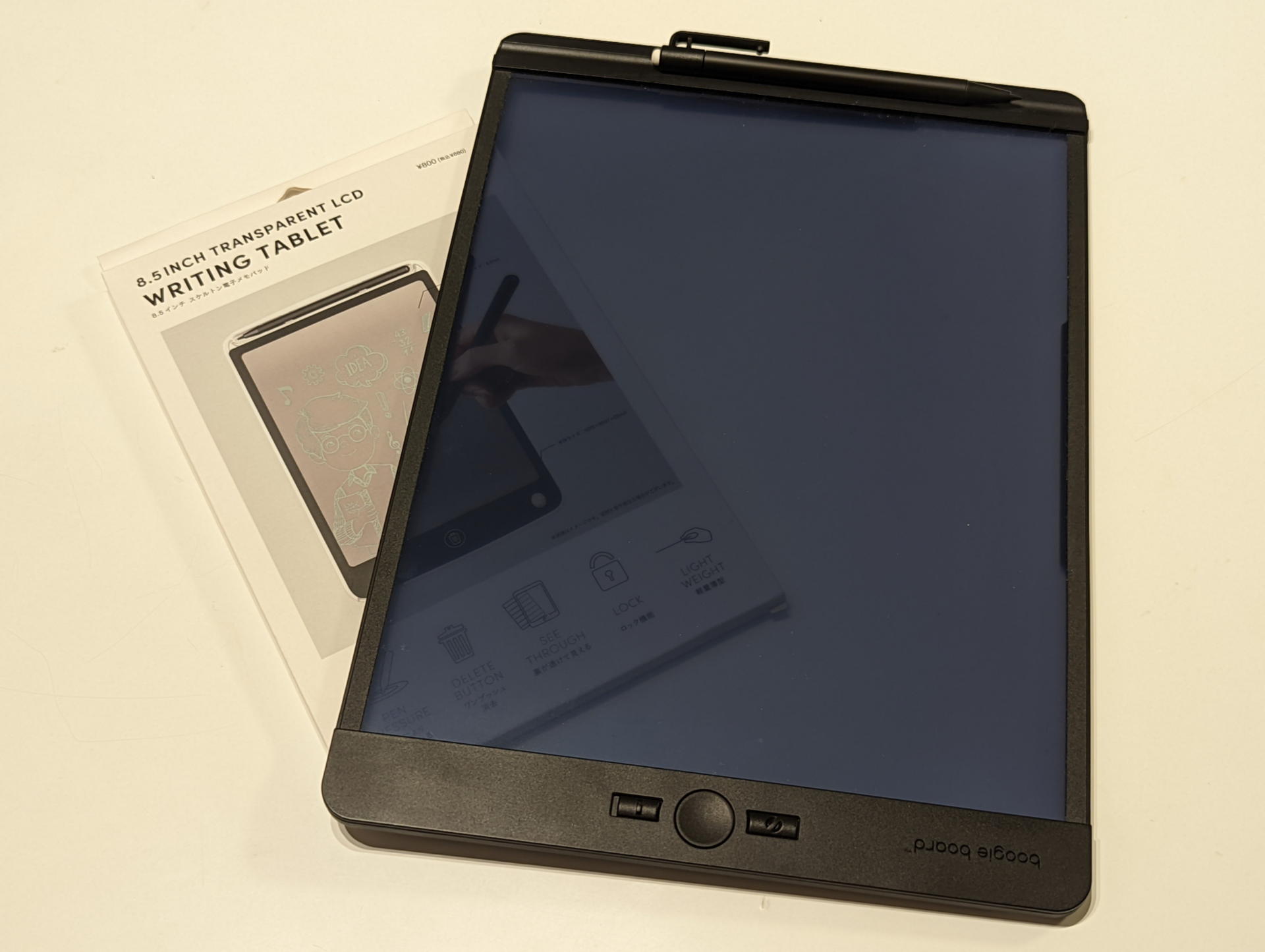 3COINSに何年か先駆けて発売されているBoogieboardのトランスルーセント（半透明）モデル。筆記面が濃いフィルター色なので筆記文字のコントラストも実用範囲だ