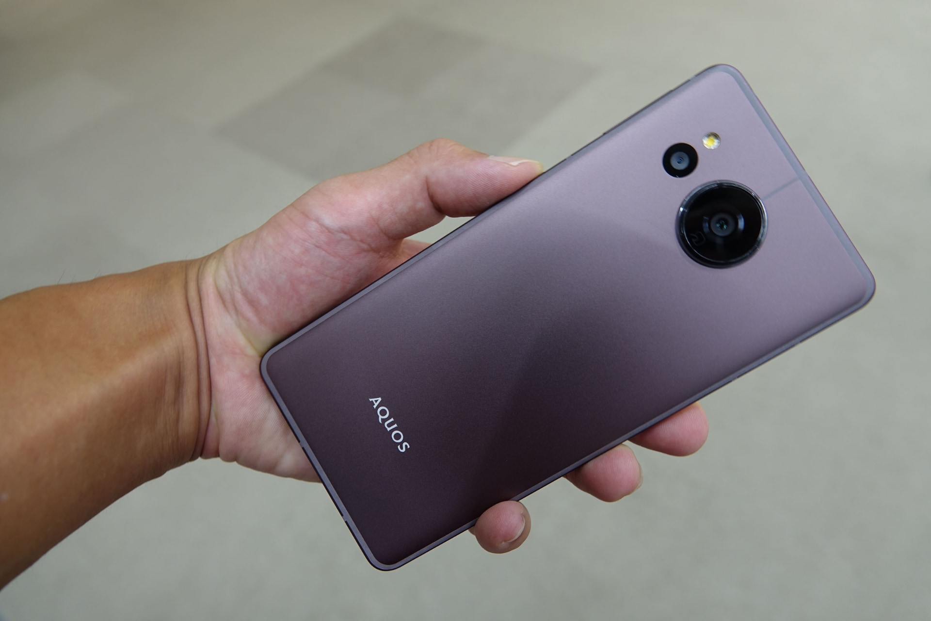 左がsense7 plus、右がsense7。大きく違う部分はない