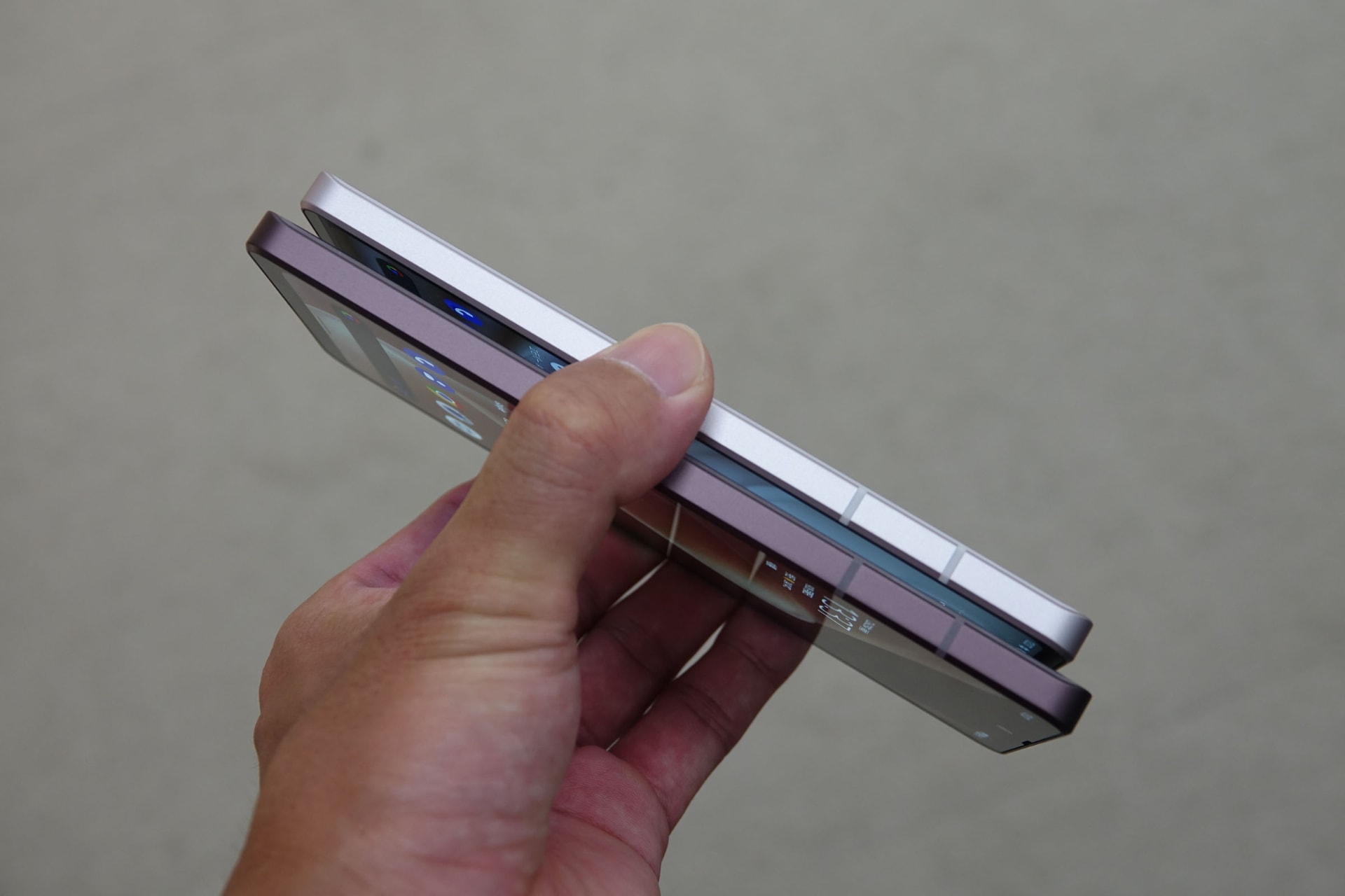 左がsense7 plus、右がsense7。大きく違う部分はない