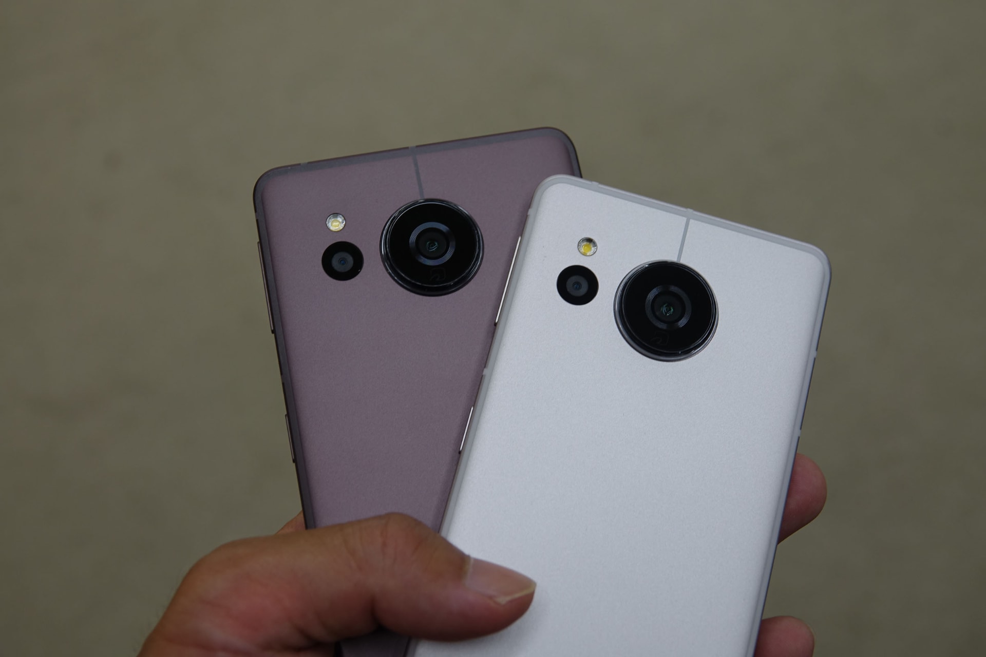 上部中央の約5030万画素広角カメラ（F値1.9、85度、23mm）と、その左側の約800万画素超広角カメラ（F値2.4、120度、15mm）