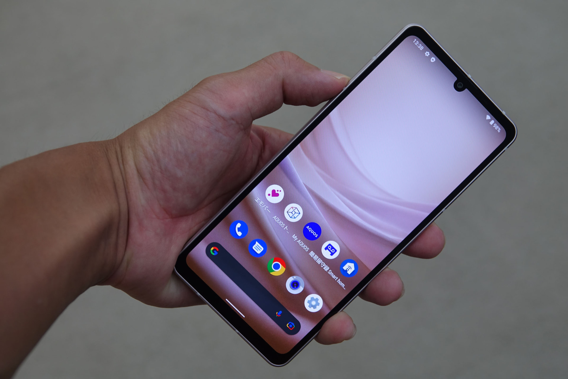 左側面、上から音量スイッチ、電源ボタン、指紋センサー