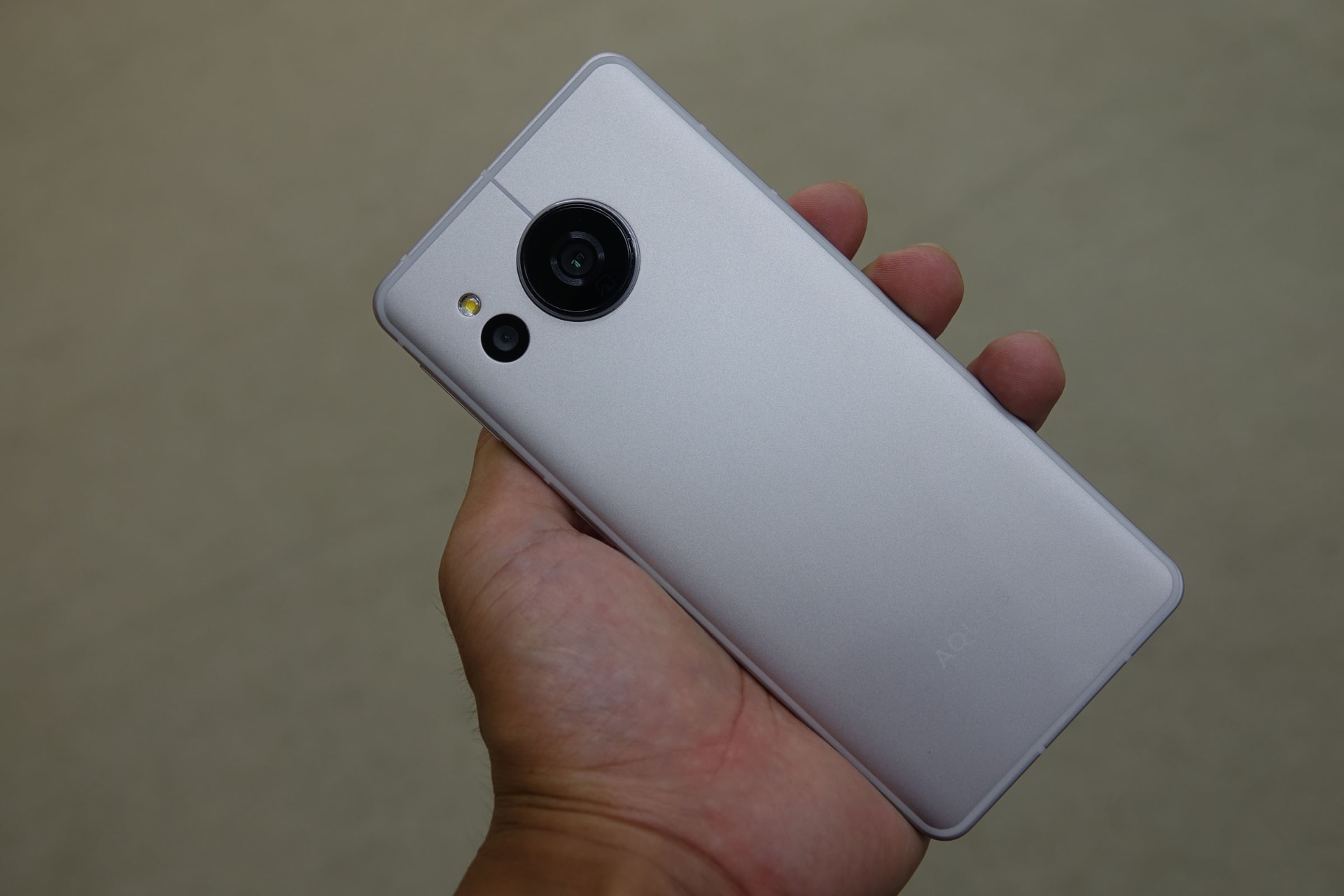 左側面、上から音量スイッチ、電源ボタン、指紋センサー