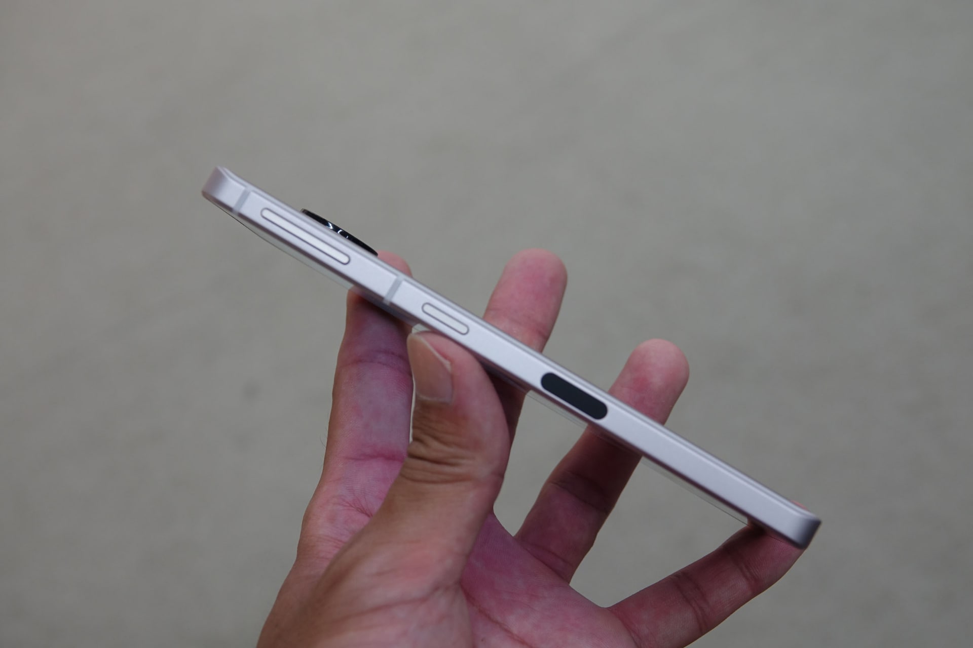 左側面、上から音量スイッチ、電源ボタン、指紋センサー