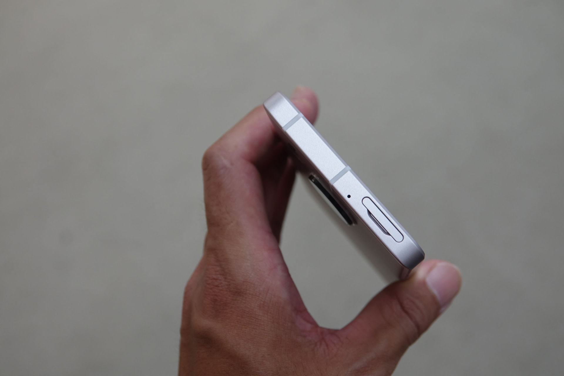 上部にはSIMスロット