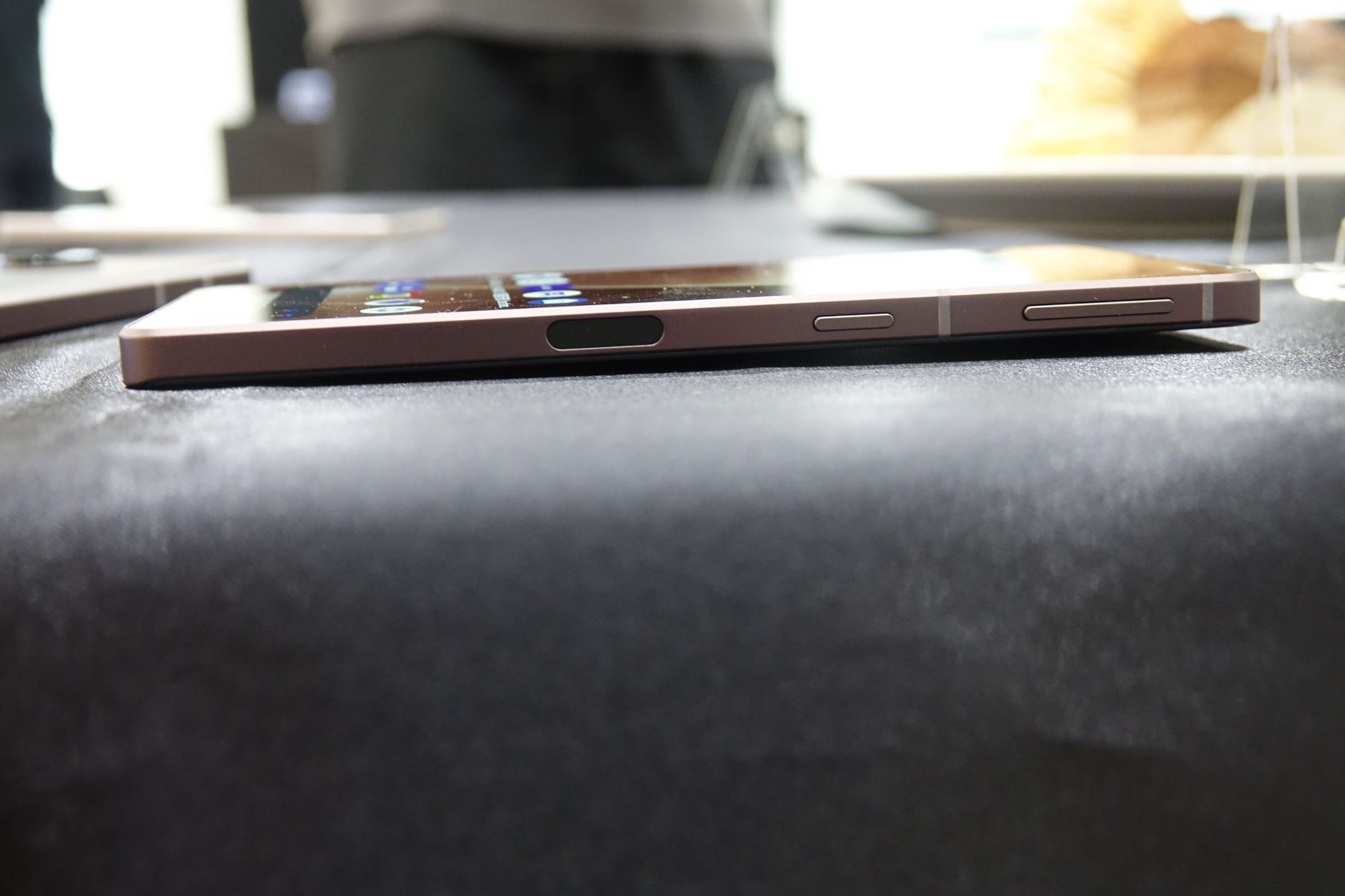 アウトカメラの出っ張り。そこまで大きく張り出していない