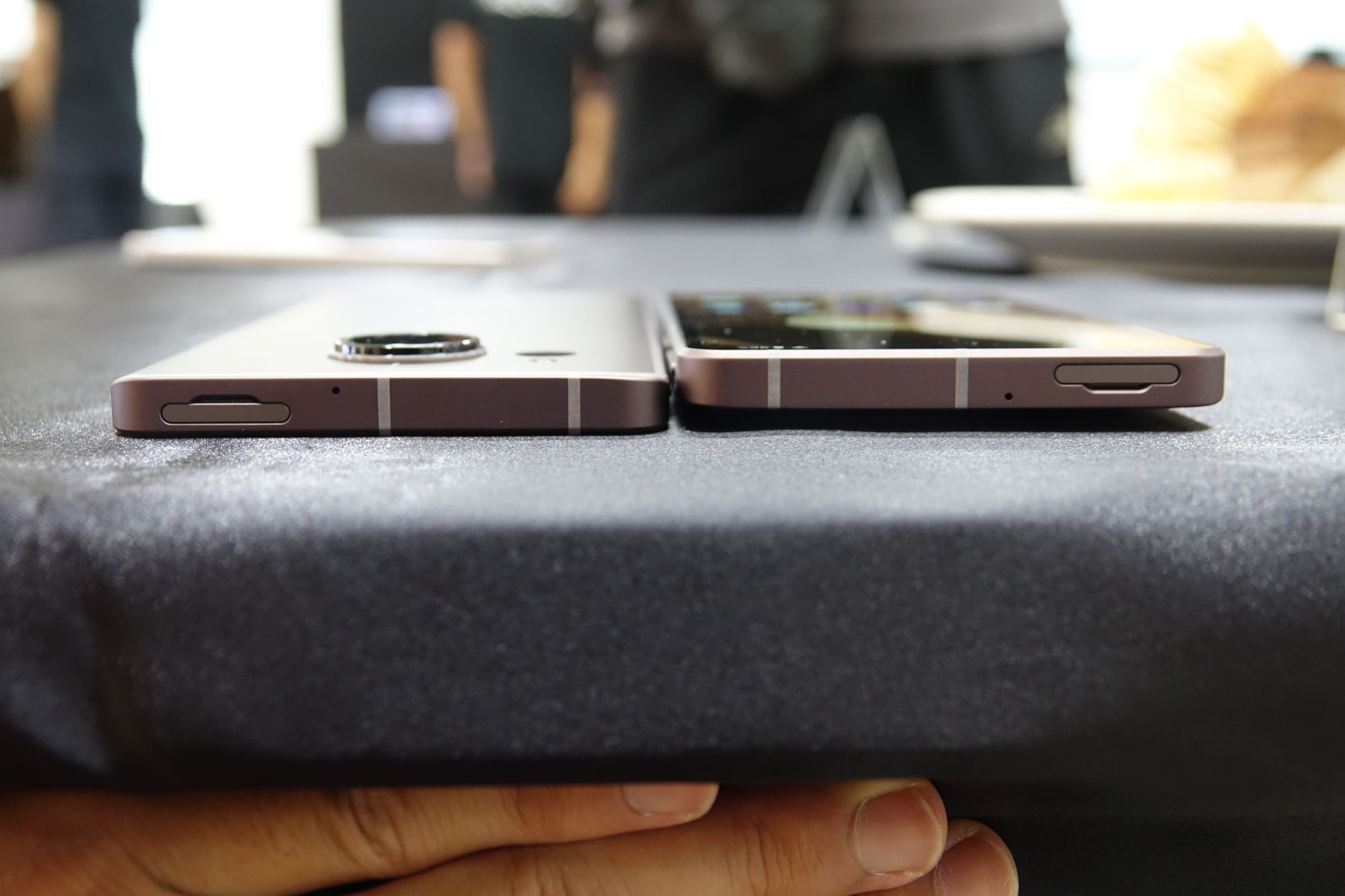 アウトカメラの出っ張り。そこまで大きく張り出していない