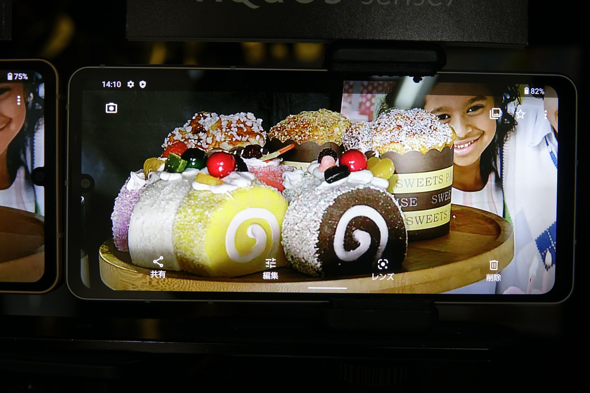 sense 7での撮影。暗所部分がよりはっきりと再現されている（ロールケーキの下部や上のトッピング部分など）