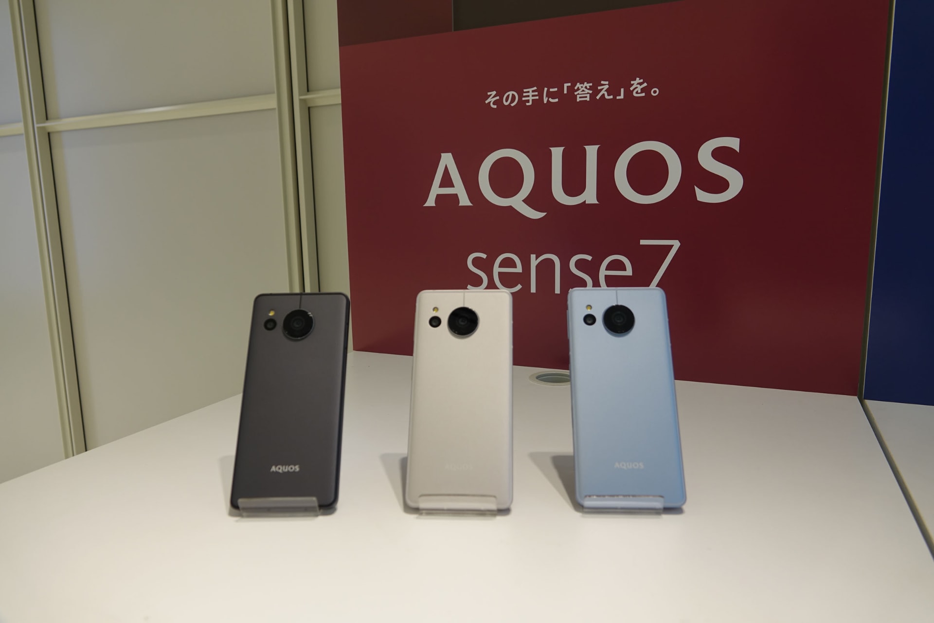 カラーラインアップ。左からブラック、ライトカッパー、ブルー。このほか、ドコモオンラインショップ限定カラーとしてラベンダーをラインアップする