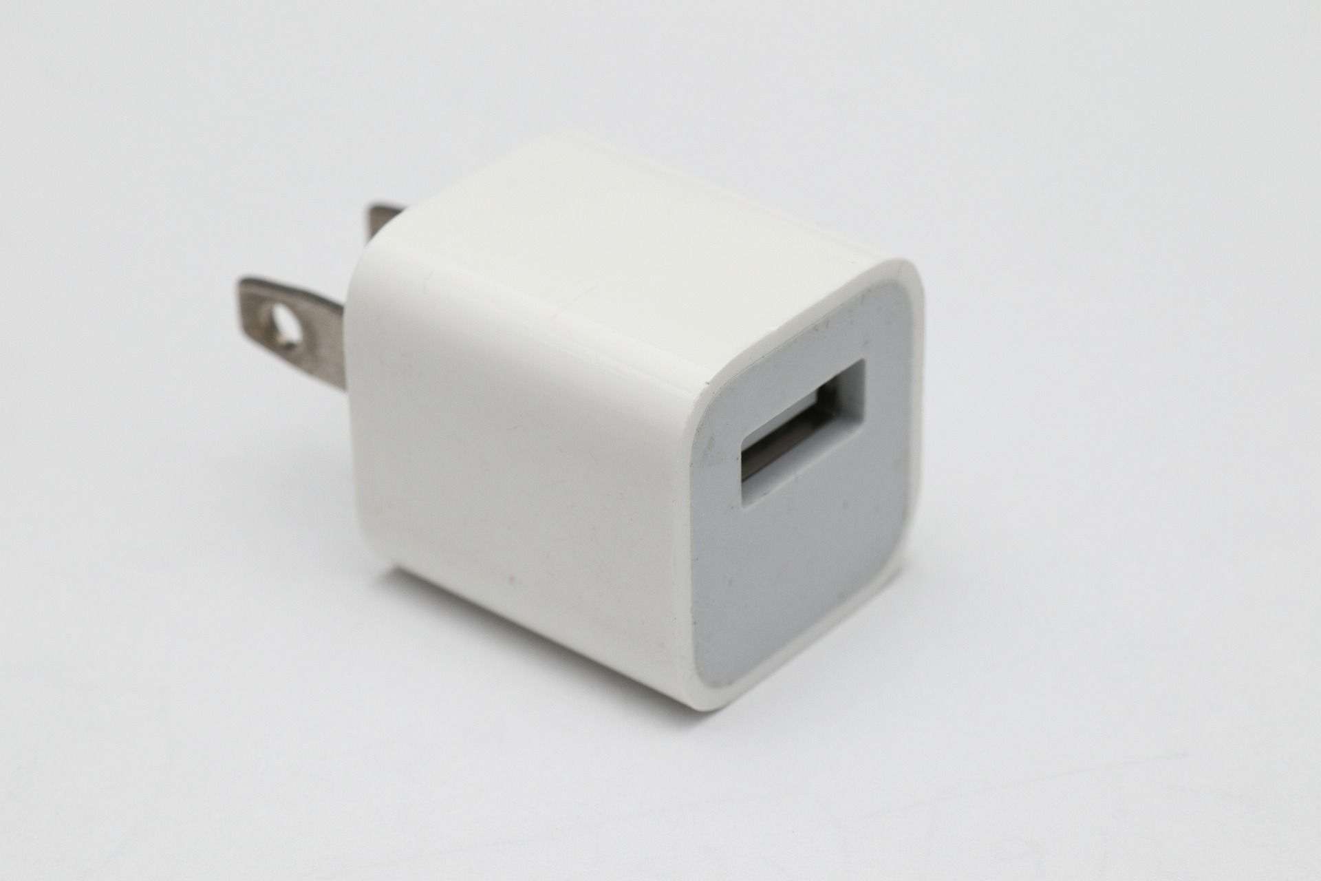 偉大な充電器のデファクトスタンダード「Apple 5W USB電源アダプタ」