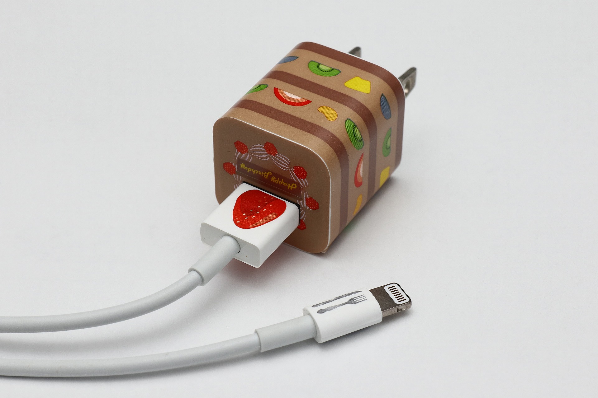 USB充電ケーブルにもシールを貼ってみた。これで同じモノを持っている他人と区別ができる