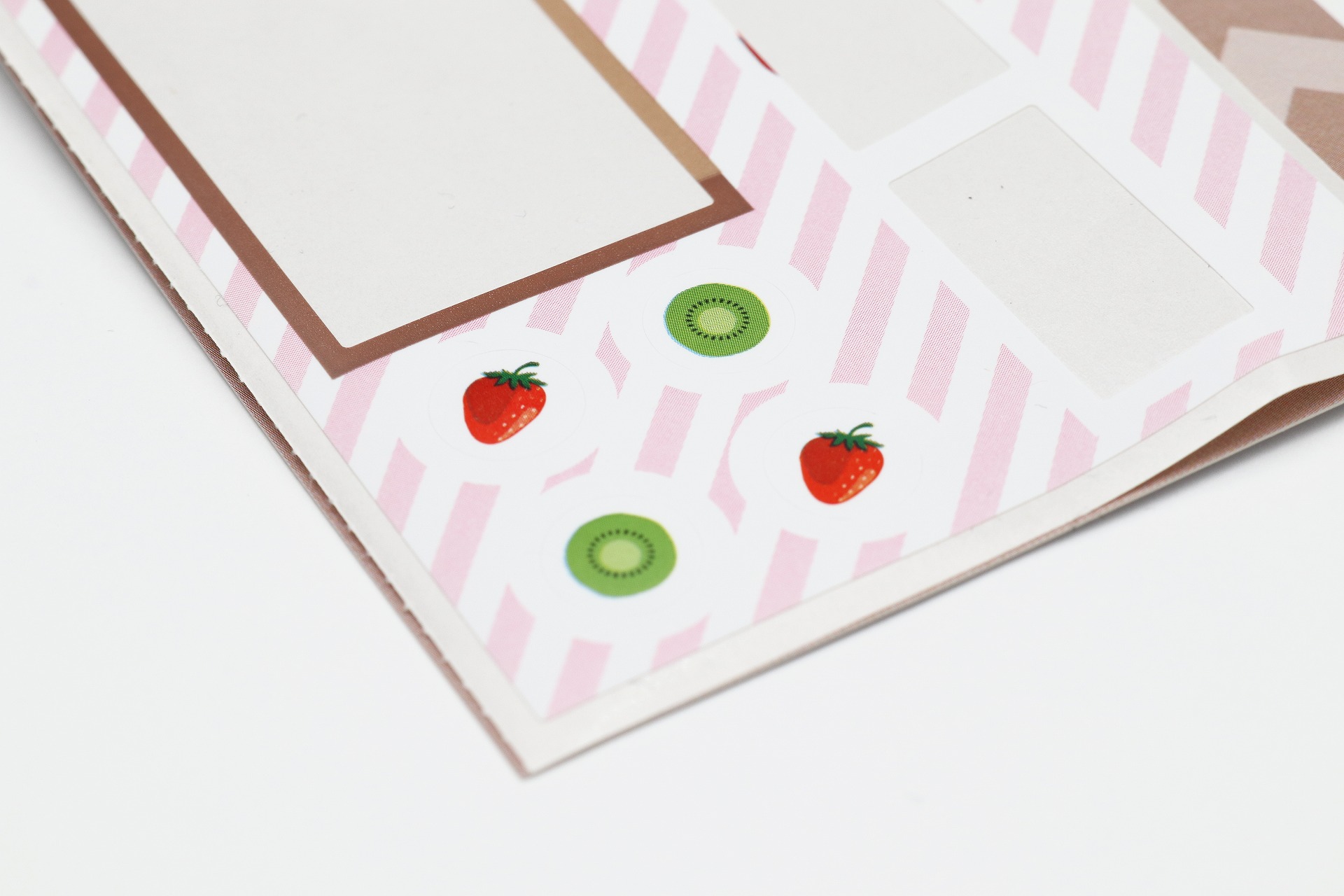 小さいシールも付属。この貼り方を工夫して、さらにオリジナリティを出すこともできる