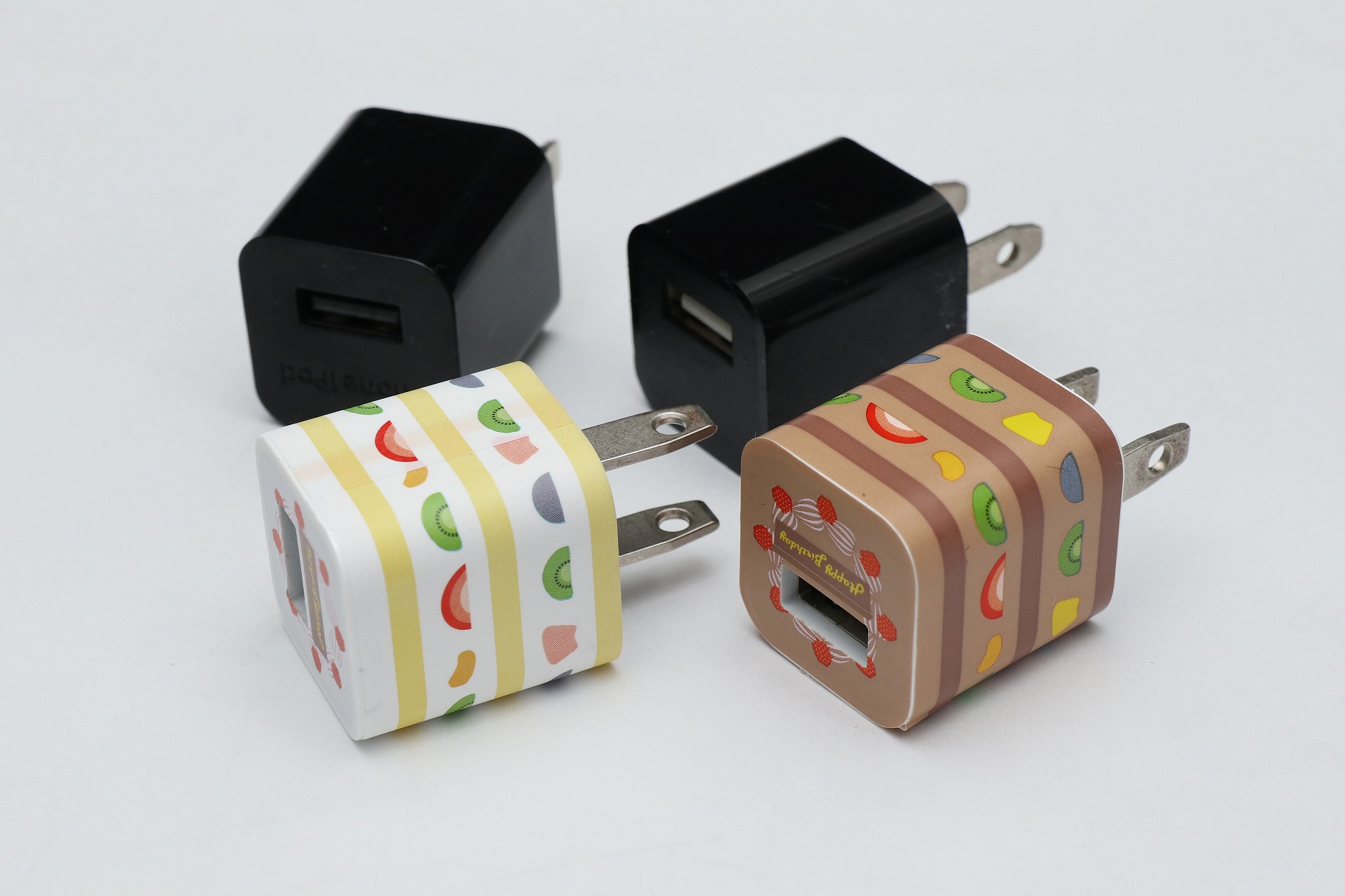 “形状互換”の充電器（後ろ）も存在、以前は100円均一ショップでよく売られていた