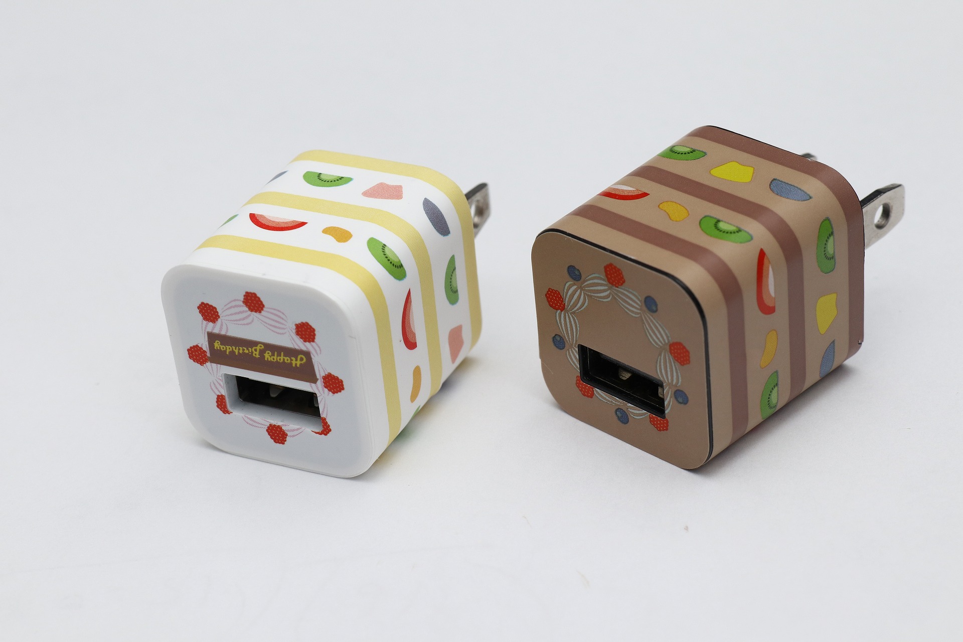 写真の右側は形状互換の充電器になるが、シールを貼ったら純正品と区別が付きにくくなる