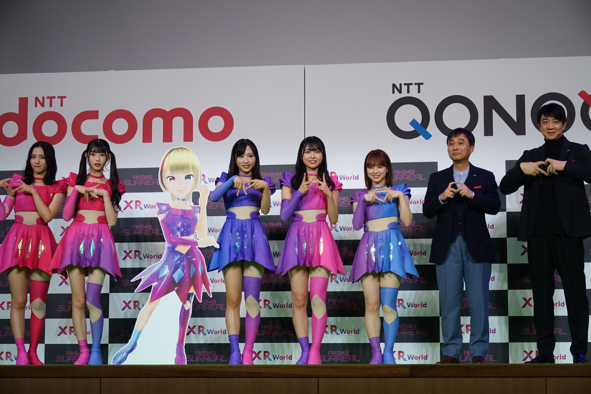 左からAKB48 SURREALの下尾みう、千葉恵里、SURRY（パネル）、小栗有以、山内瑞葵、倉野尾成美、コノキュー 丸山氏、同 マーケティング部門 担当課長 赤沼純氏