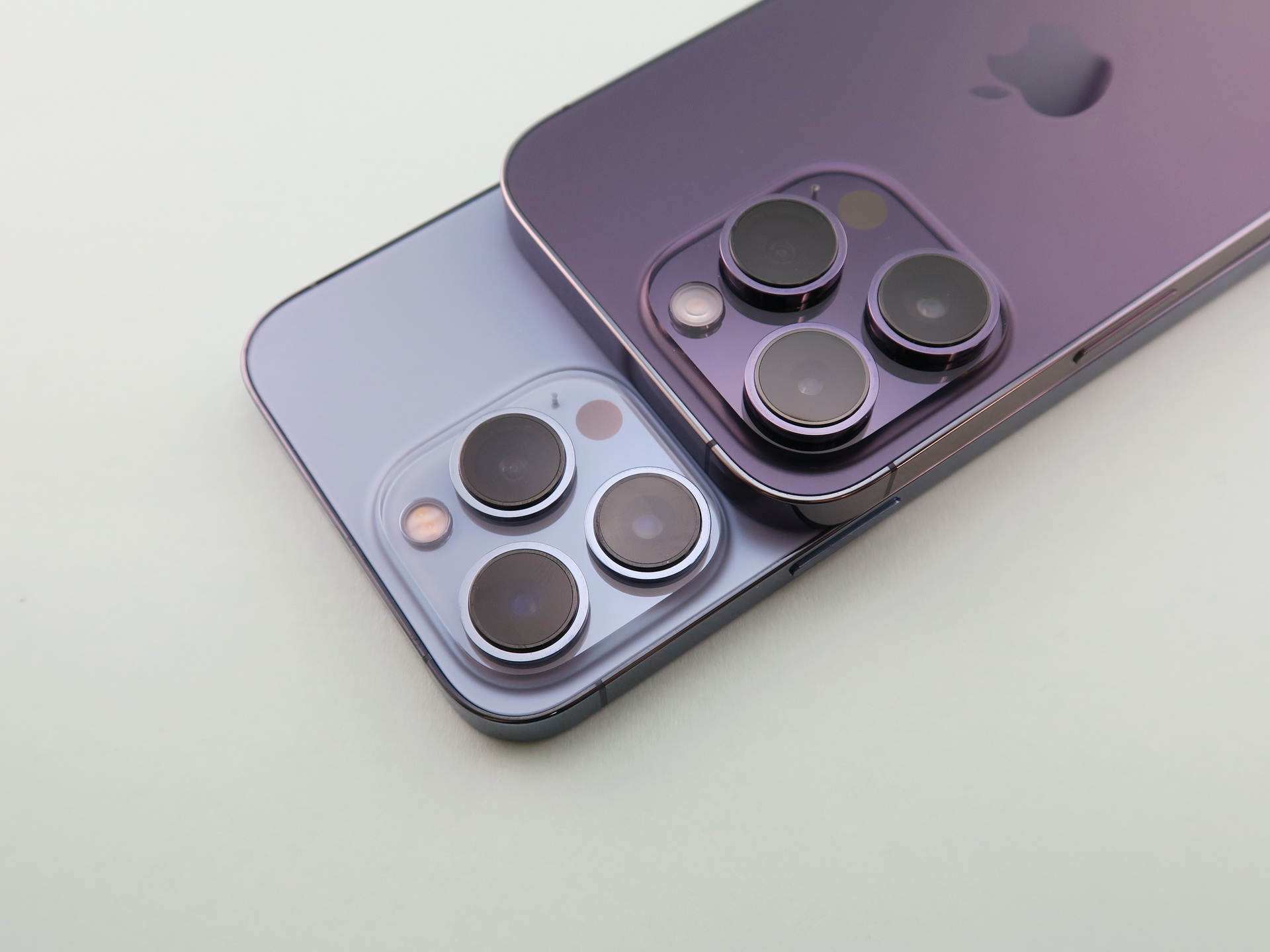 「iPhone 13 Pro」（左）と「iPhone 14 Pro」（右）を重ね、カメラ部を比較したところ。一見、同サイズのように見えるが、各カメラのレンズ部分がまったくの別物であることがよくわかる
