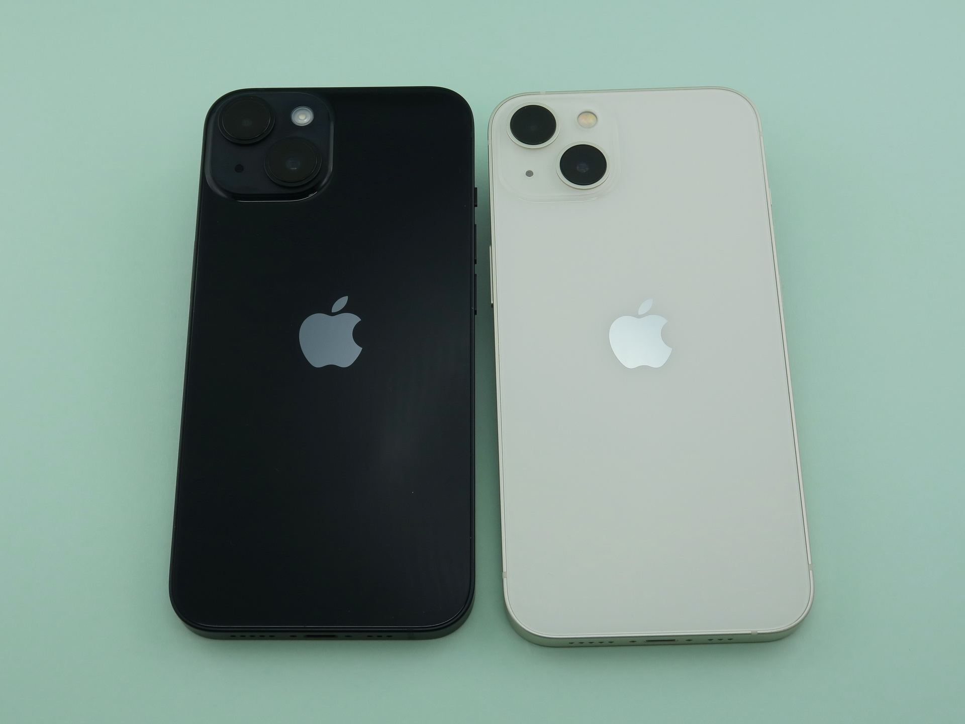 「iPhone 14」と「iPhone 13」を並べてみたところ。パッと見で、見分けが付かないほと、外観の差分は少ない