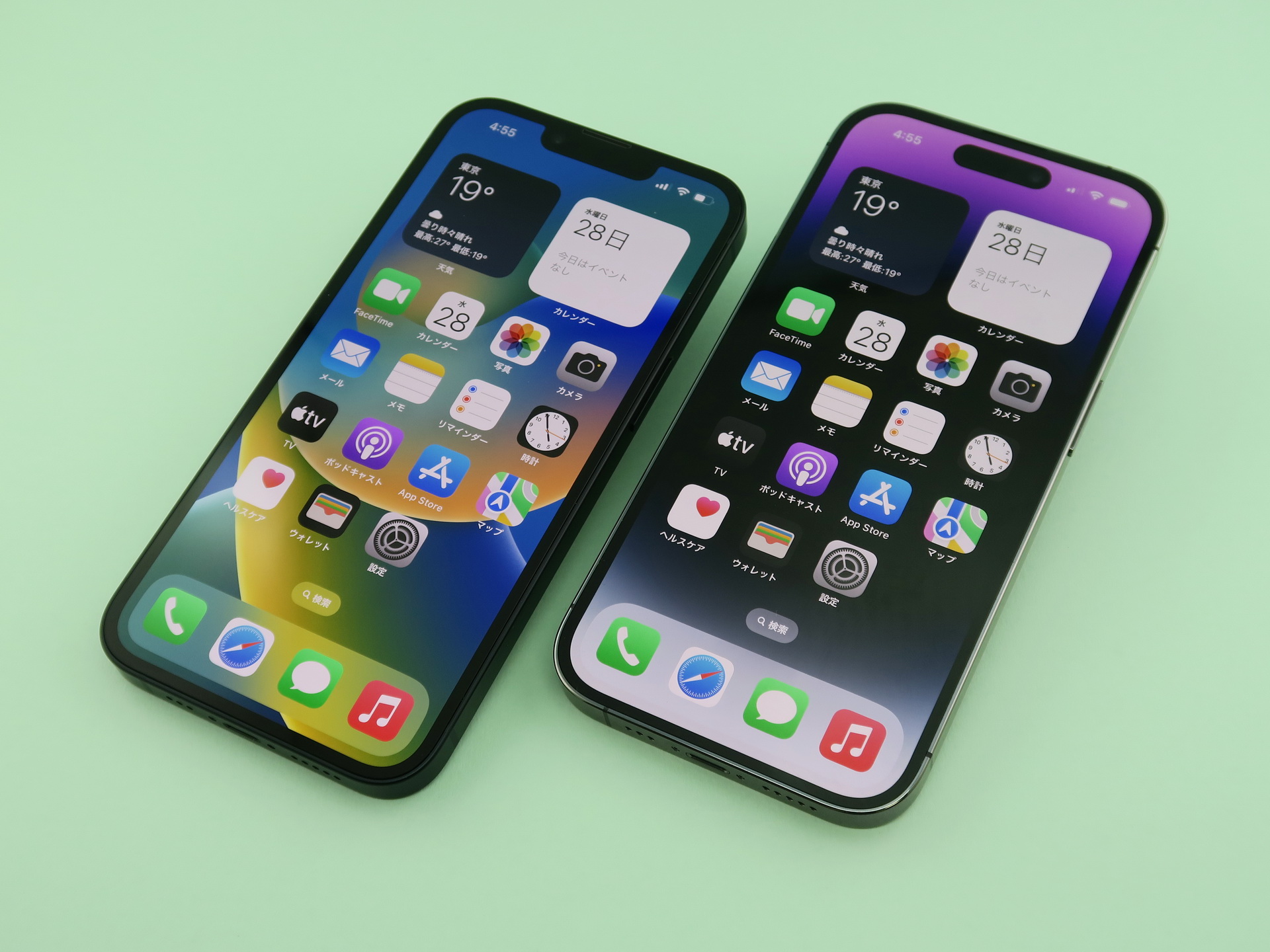 「iPhone 14」と「iPhone 14 Pro」<br>同じ対角サイズの6.1インチディスプレイを搭載した「iPhone 14」（左）と「iPhone 14 Pro」。ディスプレイ上部のノッチと楕円パンチホールが大きく異なる