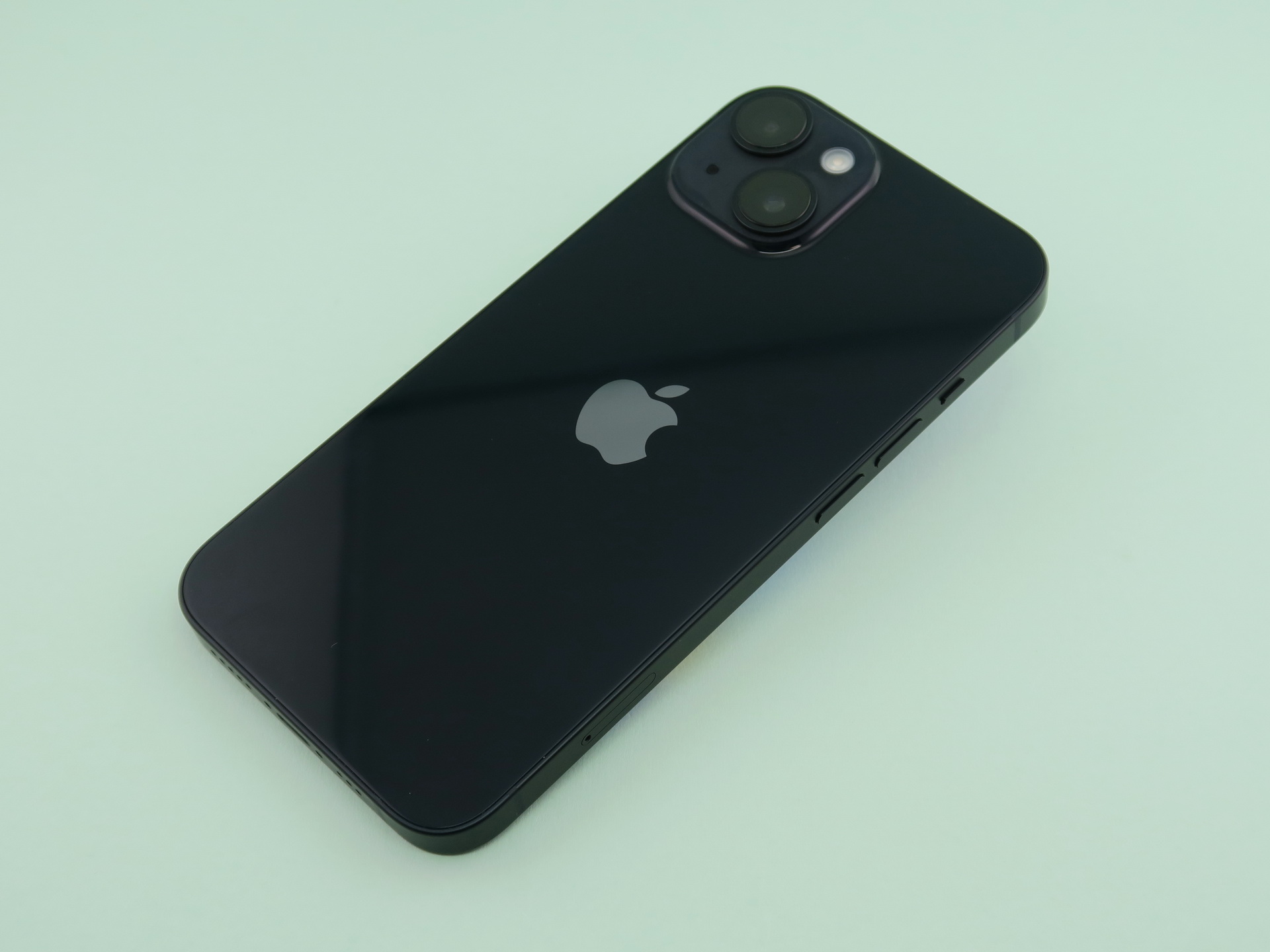 「iPhone 14」の背面は光沢仕上げのガラスを採用。指紋や手の跡が目立ちやすい