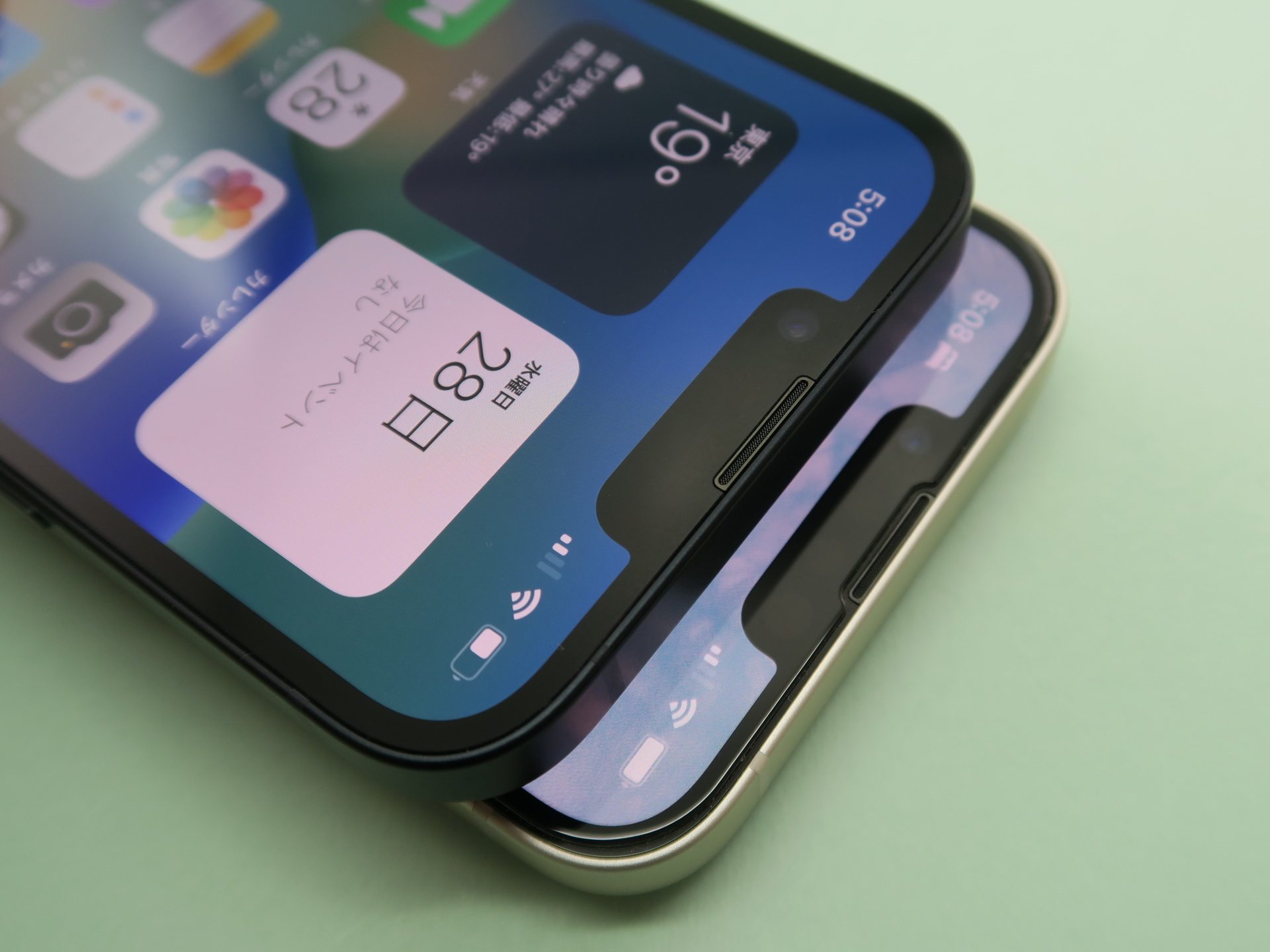 「iPhone 14」（左）と「iPhone 13」（右）のノッチ部分の比較。基本的にはサイズなども変わらない