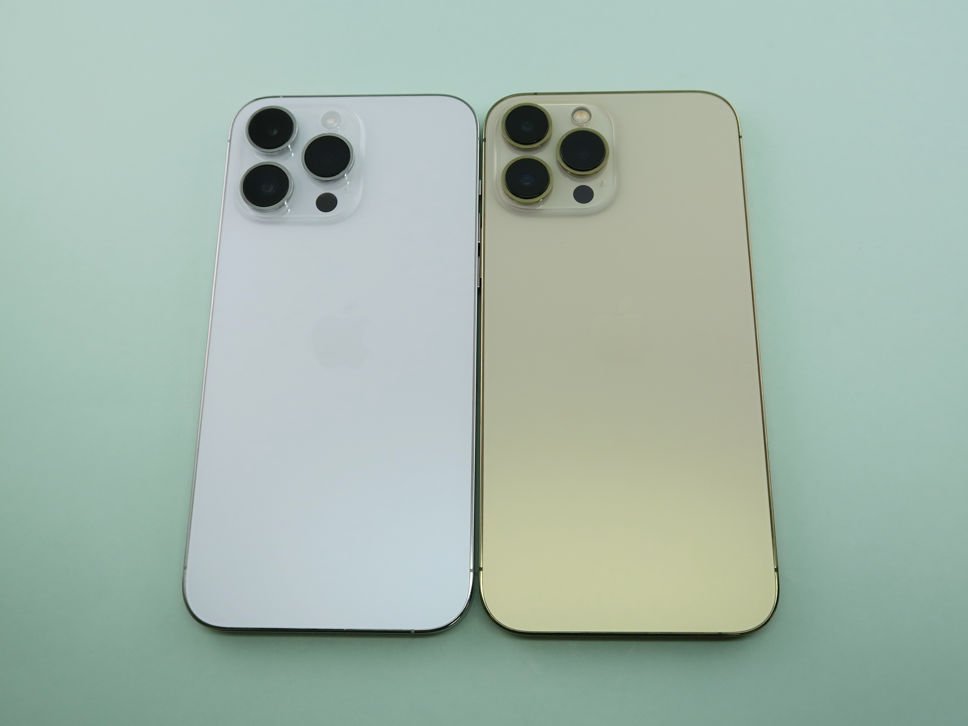 「iPhone 14 Pro Max」（左）と「iPhone 13 Pro Max」(右）を並べ、背面から見たところ。ボディサイズはほぼ同じだが、カメラ部がわずかに大きい