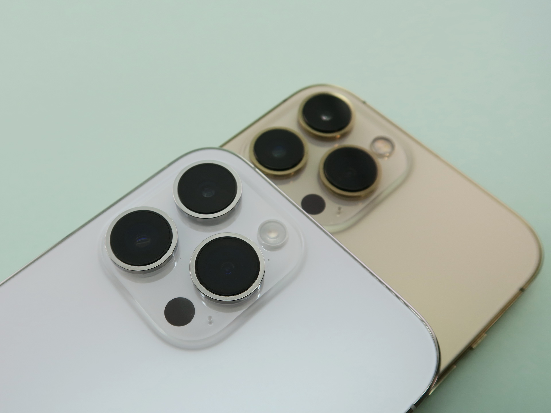 「iPhone 14 Pro Max」（左）と「iPhone 13 Pro Max」(右）のカメラ部の比較。同じサイズに見えるが、それぞれのカメラのリングなども含め、各パーツが少しずつ大きくなっている