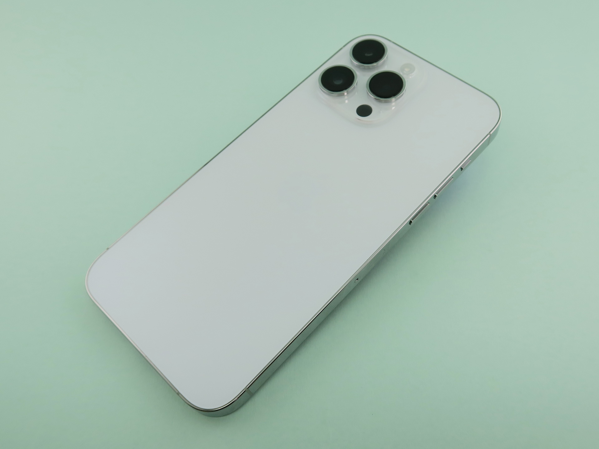 「iPhone 14 Pro Max」は背面のガラスがマット仕上げ。中央のアップルのロゴマークは光沢仕上げなので、指紋や手の跡が残りやすい