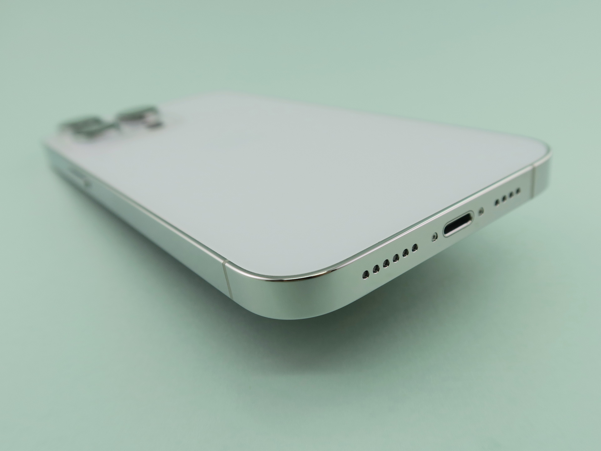 本体下部にはLightning外部接続端子を装備