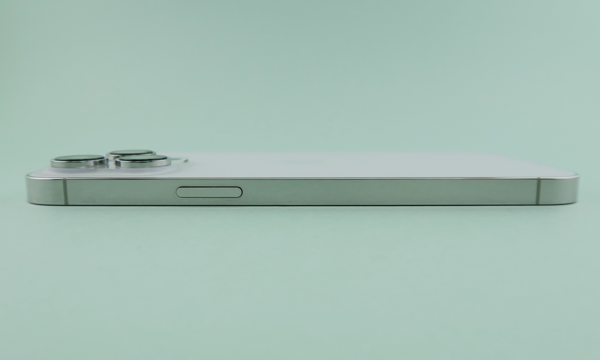 「iPhone 14 Pro Max」の右側面は電源キーを装備。背面はマット仕上げだが、側面は光沢仕上げなので、指紋や手の跡がかなり目立つ