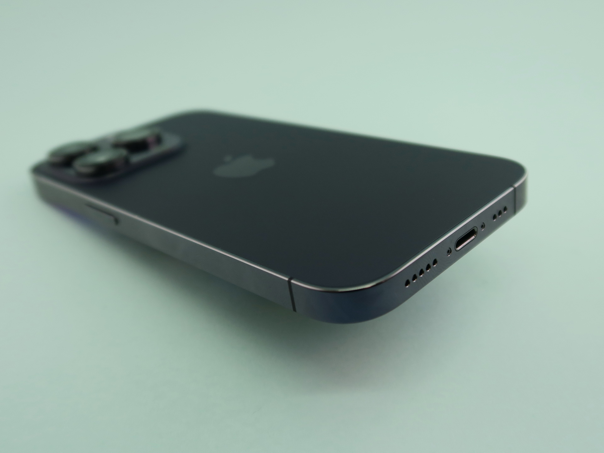 本体下部にはLightning外部接続端子を装備