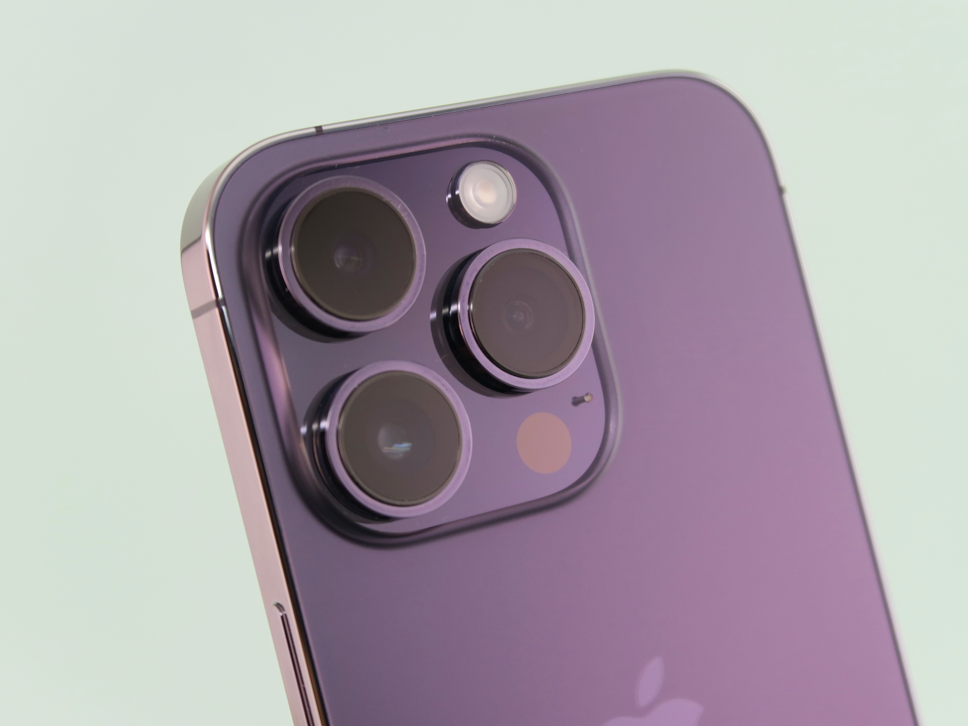 「iPhone 14 Pro」のカメラ部は、イメージセンサーの大型化に伴って、全体が少し大きくなったため、ケース類はほぼ流用できない